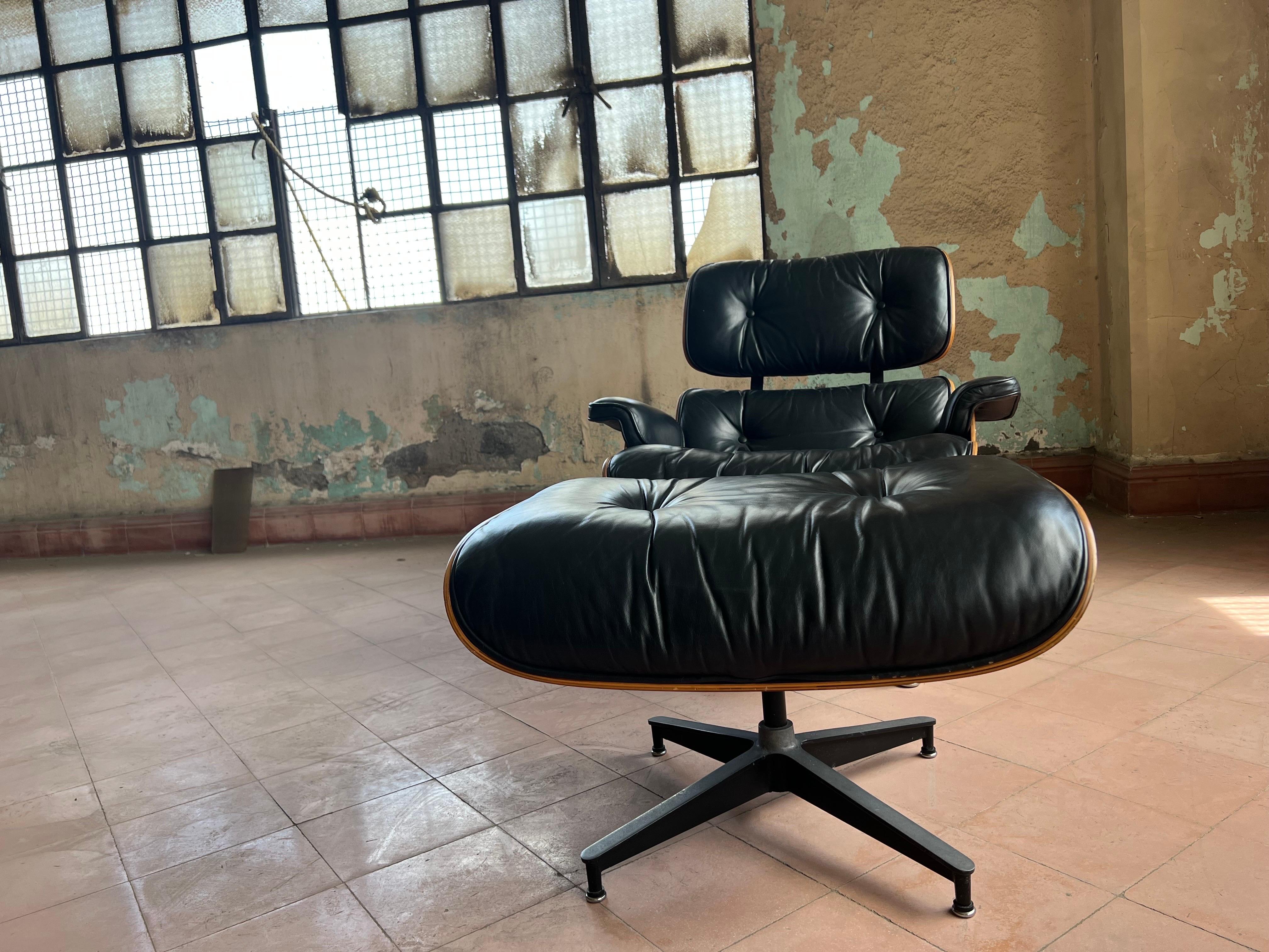 American Vintage Herman Miller Eames Lounge Chair and Ottoman For Sale