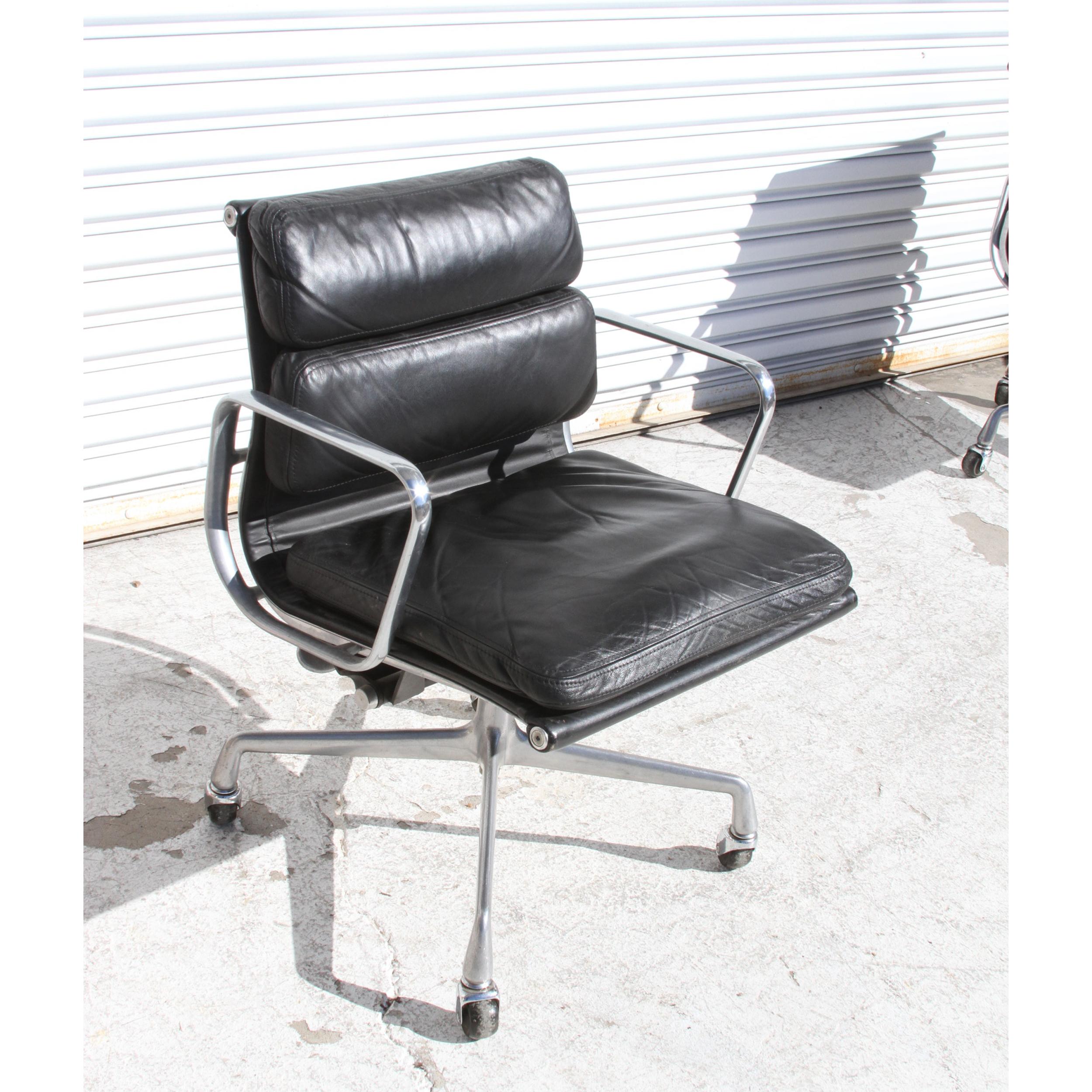 Sillas Herman Miller soft pad 
Charles and Ray Eames diseñador 
Su colección Soft Pad de sillas lujosamente acolchadas evolucionó a partir de su colección Aluminum Group. Con cojín de asiento de felpa añadido, con base de aluminio de 4 estrellas con