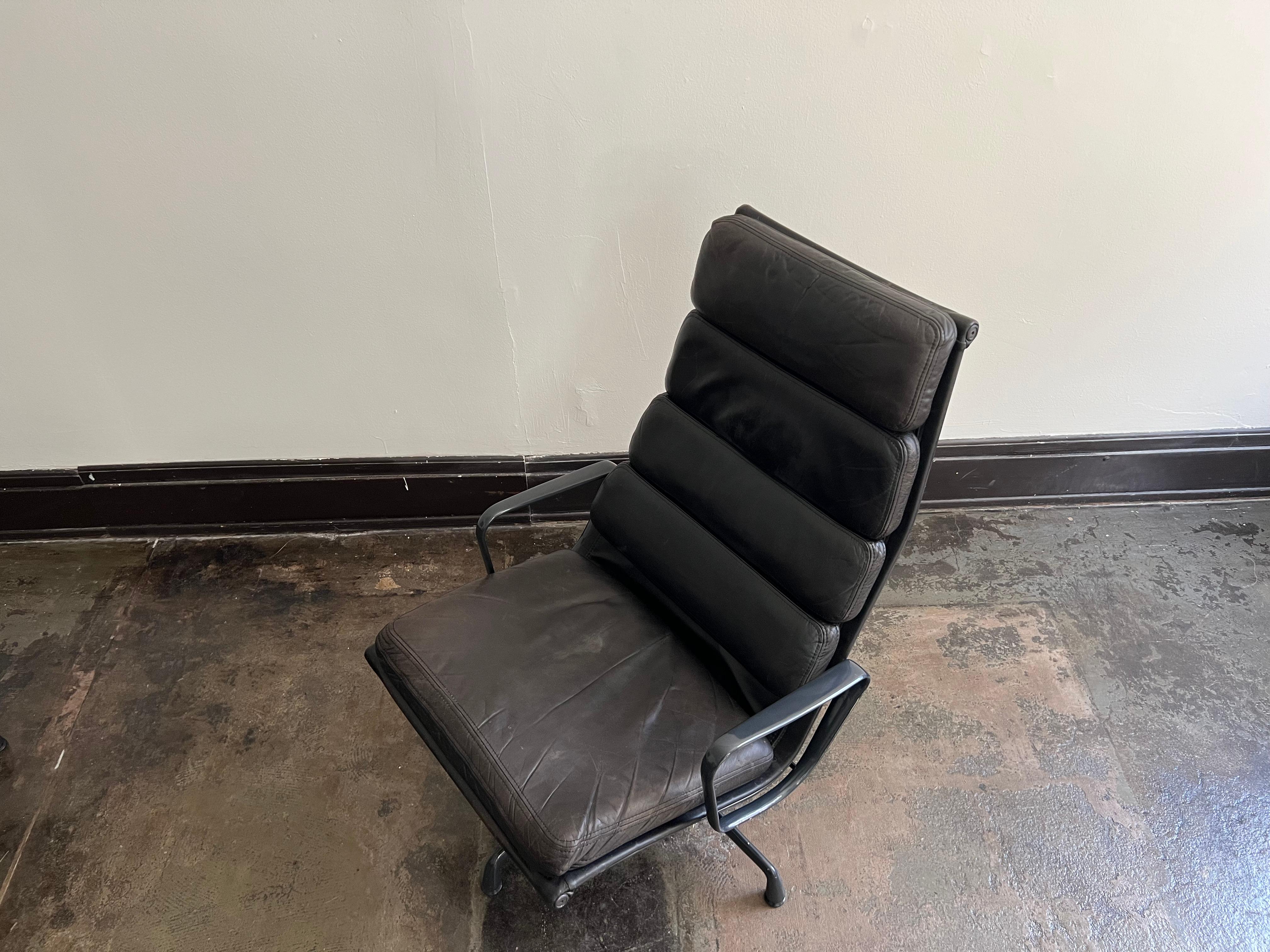Vintage Herman Miller Eames Soft Pad Reclining Lounge Chair and Ottoman In Good Condition In Saint Paul, MN