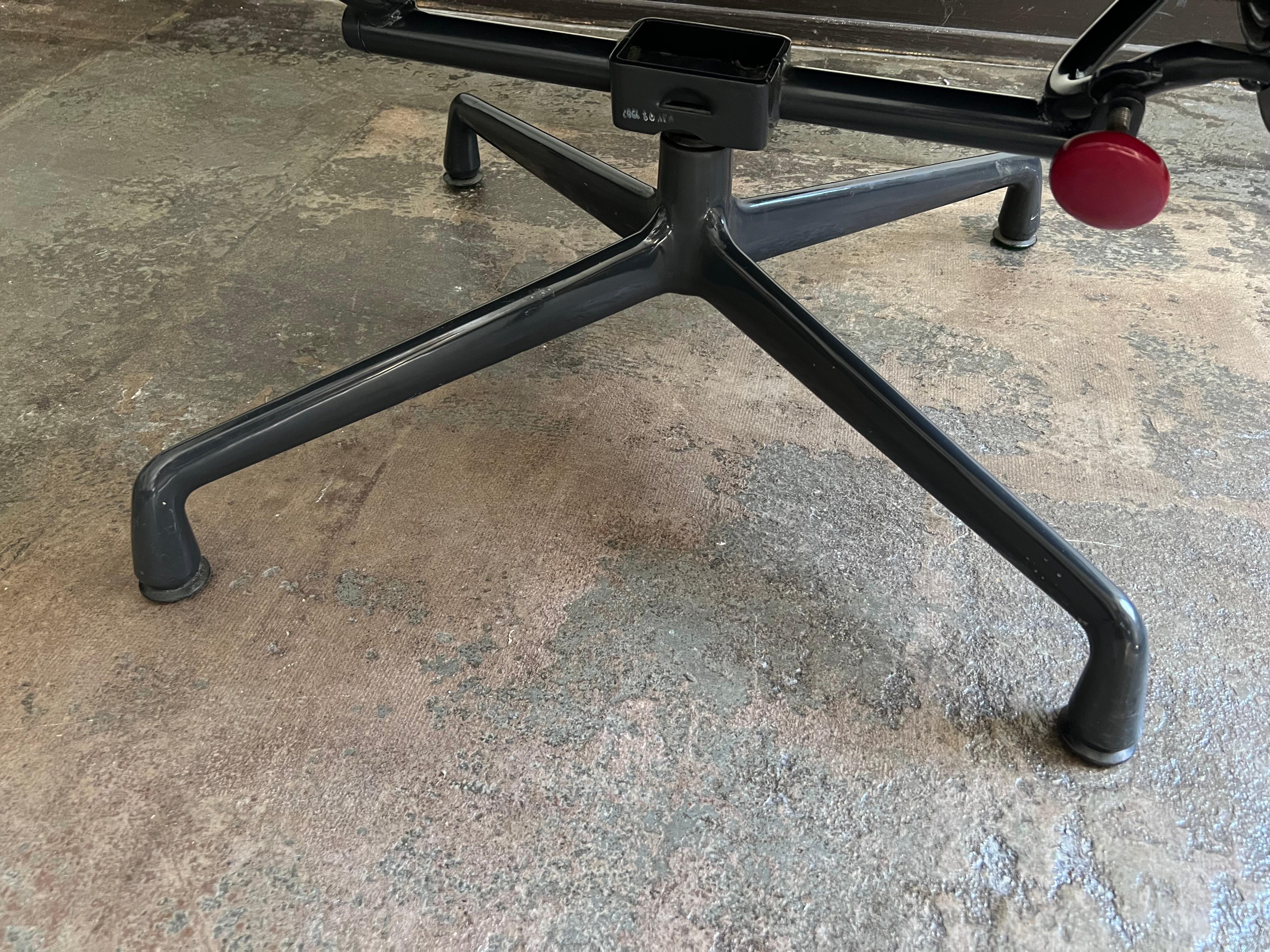 Vintage Herman Miller Eames Soft Pad Reclining Lounge Chair In Good Condition In Saint Paul, MN