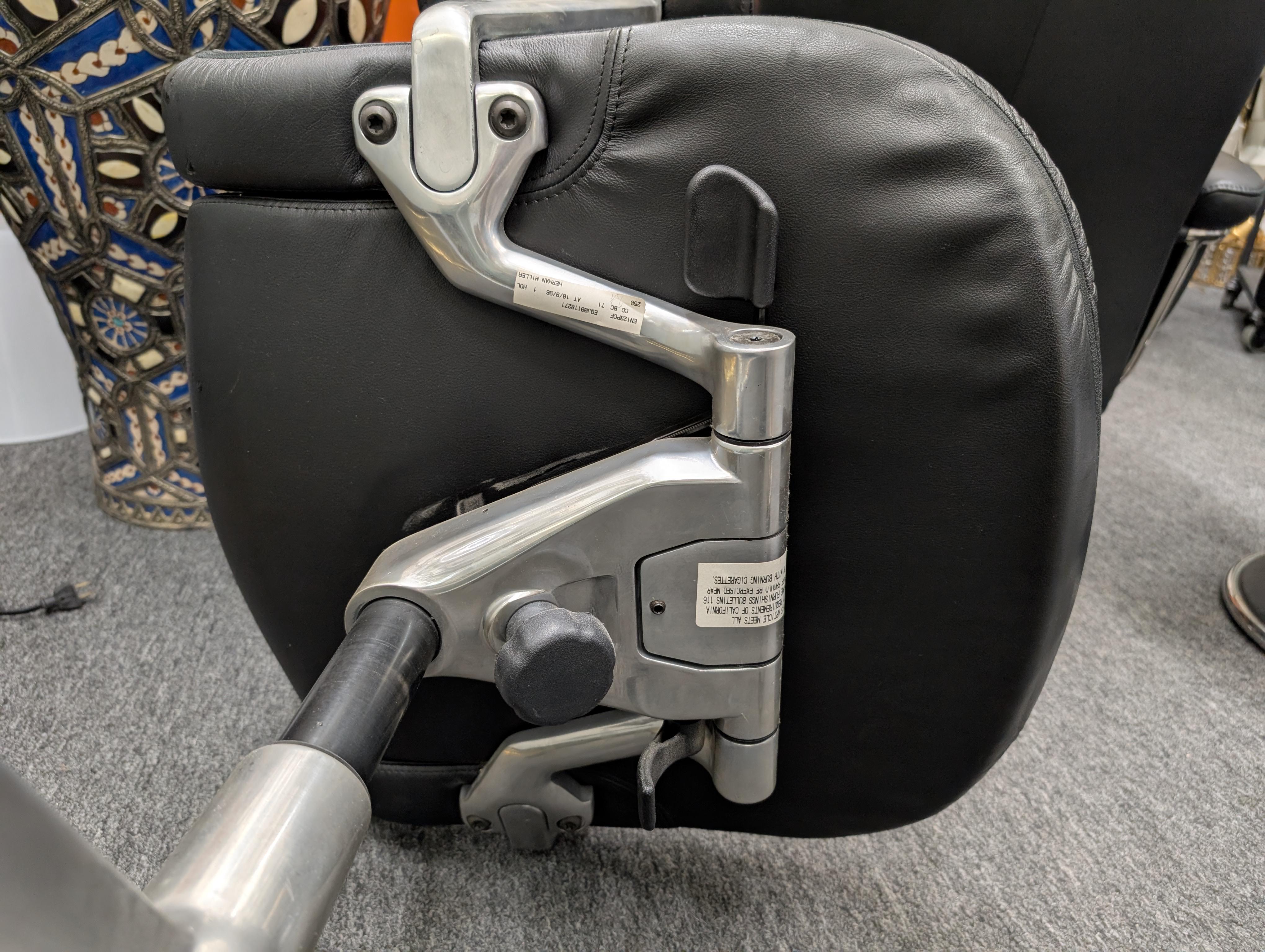 Sedia da ufficio direzionale Herman Miller Equa vintage in pelle nera. in vendita 3