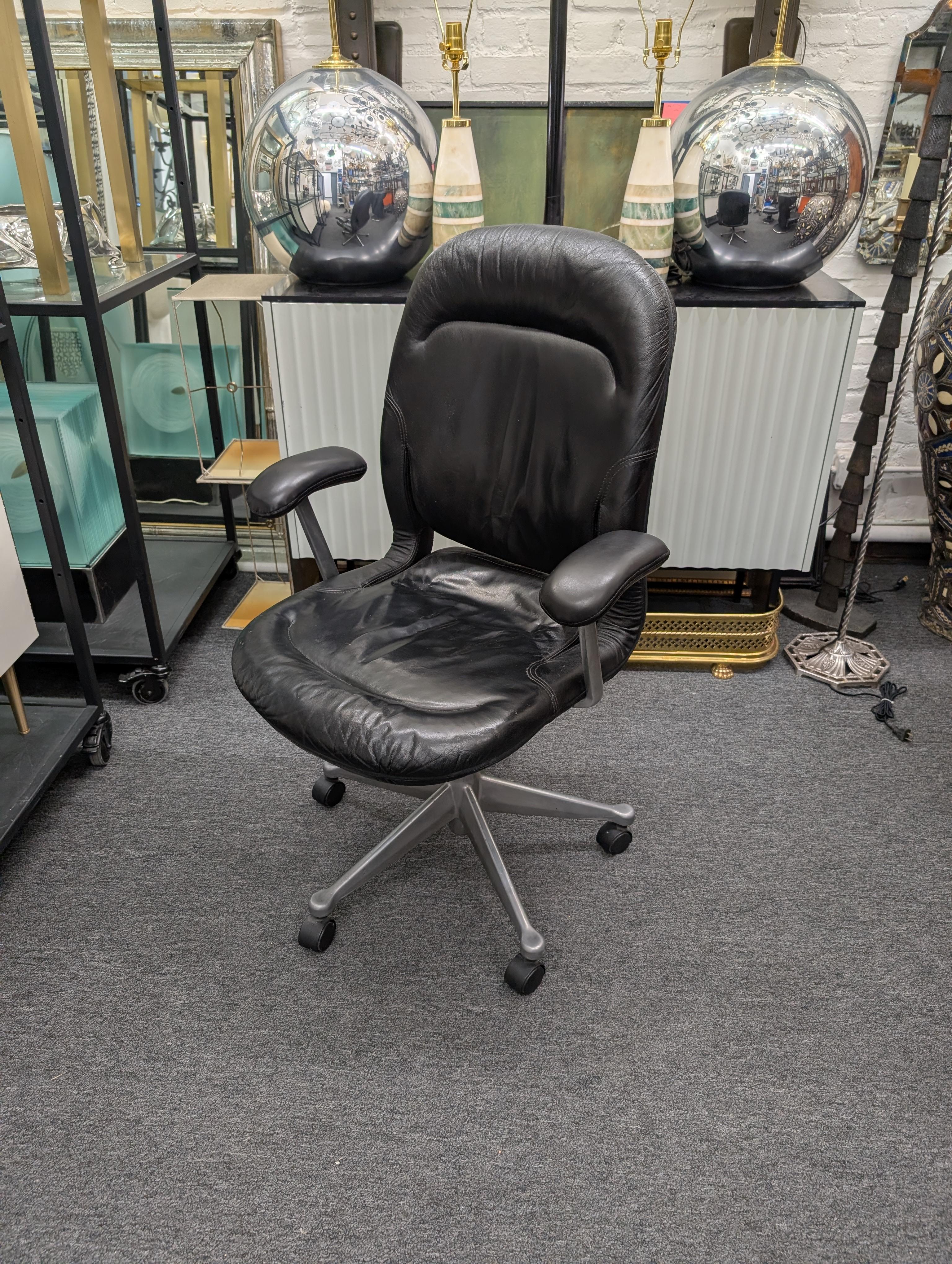 Si tratta di una sedia da ufficio direzionale con schienale alto di Equa, progettata da Bill Stumpf e Don Chadwick e presentata per la prima volta negli anni '80. Questa sedia ha un'etichetta originale del produttore risalente agli anni 90.