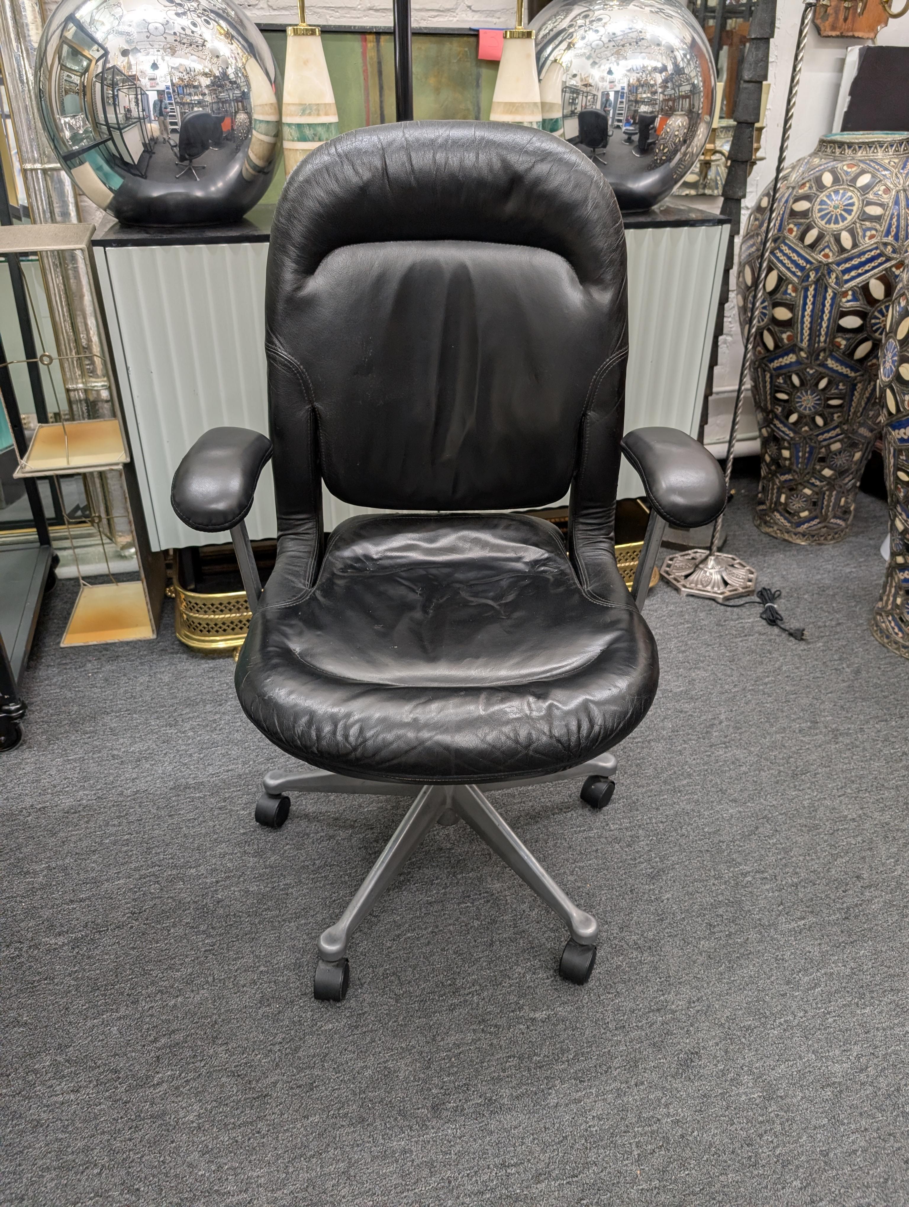 Mid-Century moderno Sedia da ufficio direzionale Herman Miller Equa vintage in pelle nera. in vendita