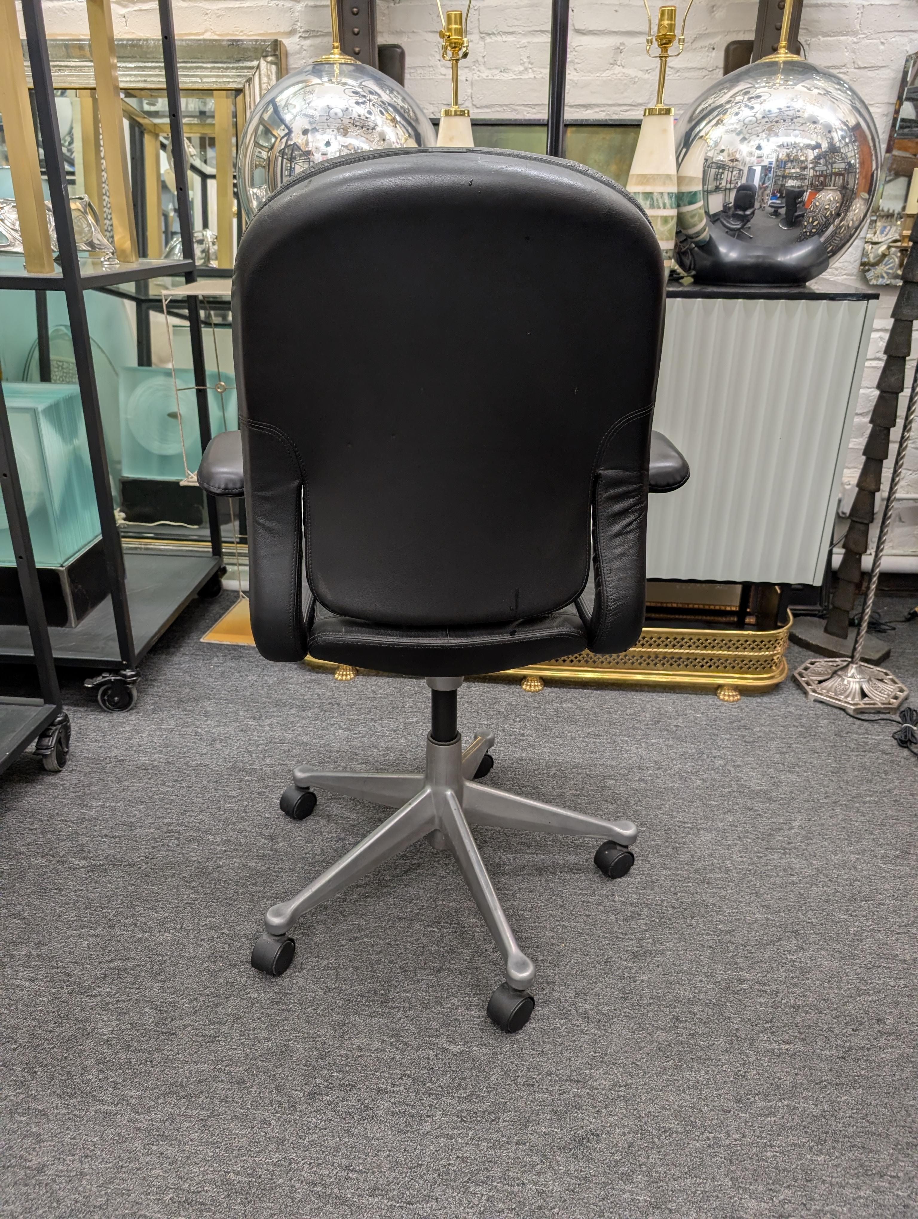 Americano Sedia da ufficio direzionale Herman Miller Equa vintage in pelle nera. in vendita