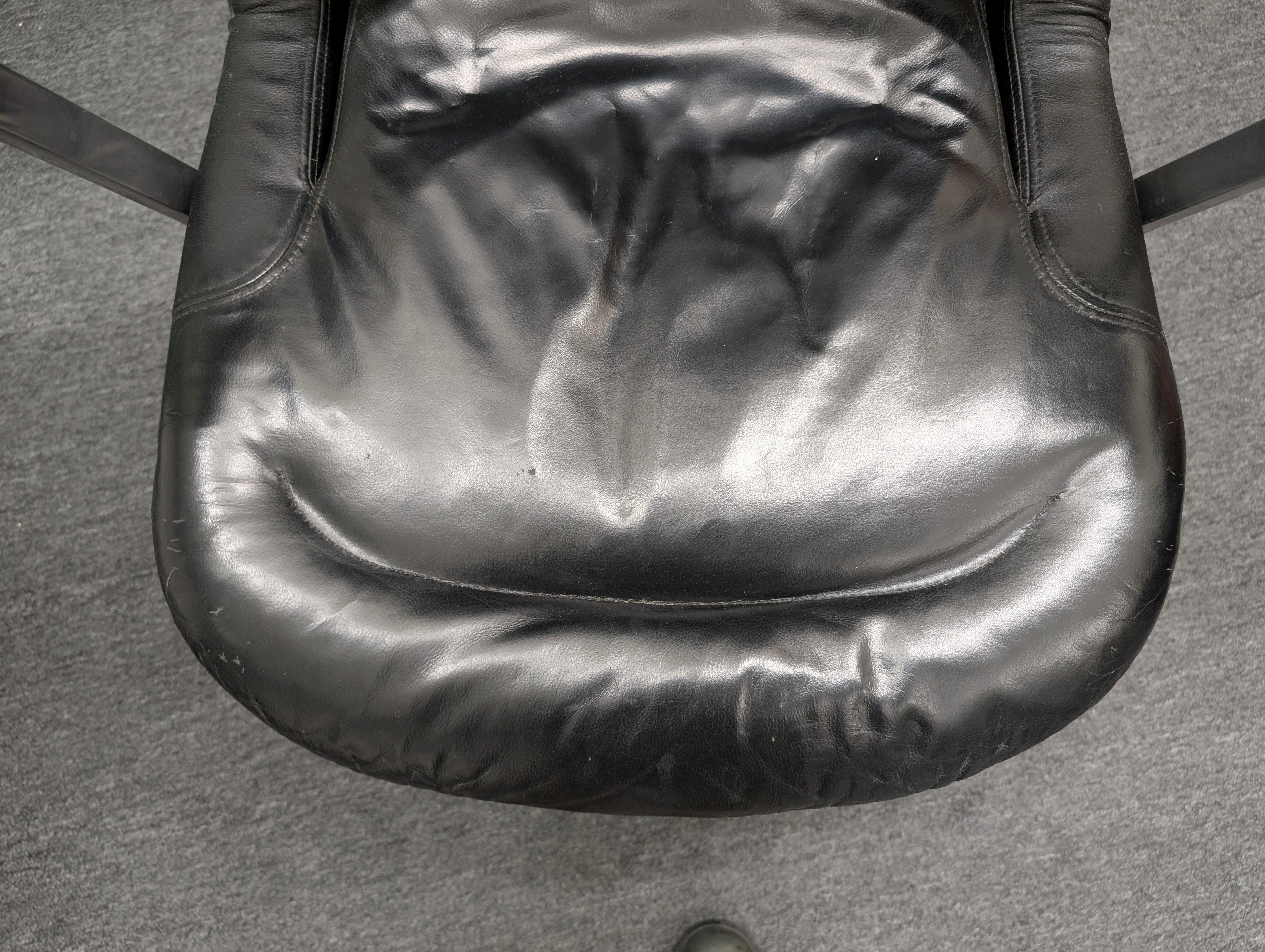 Sedia da ufficio direzionale Herman Miller Equa vintage in pelle nera. In condizioni buone in vendita a Tarrytown, NY
