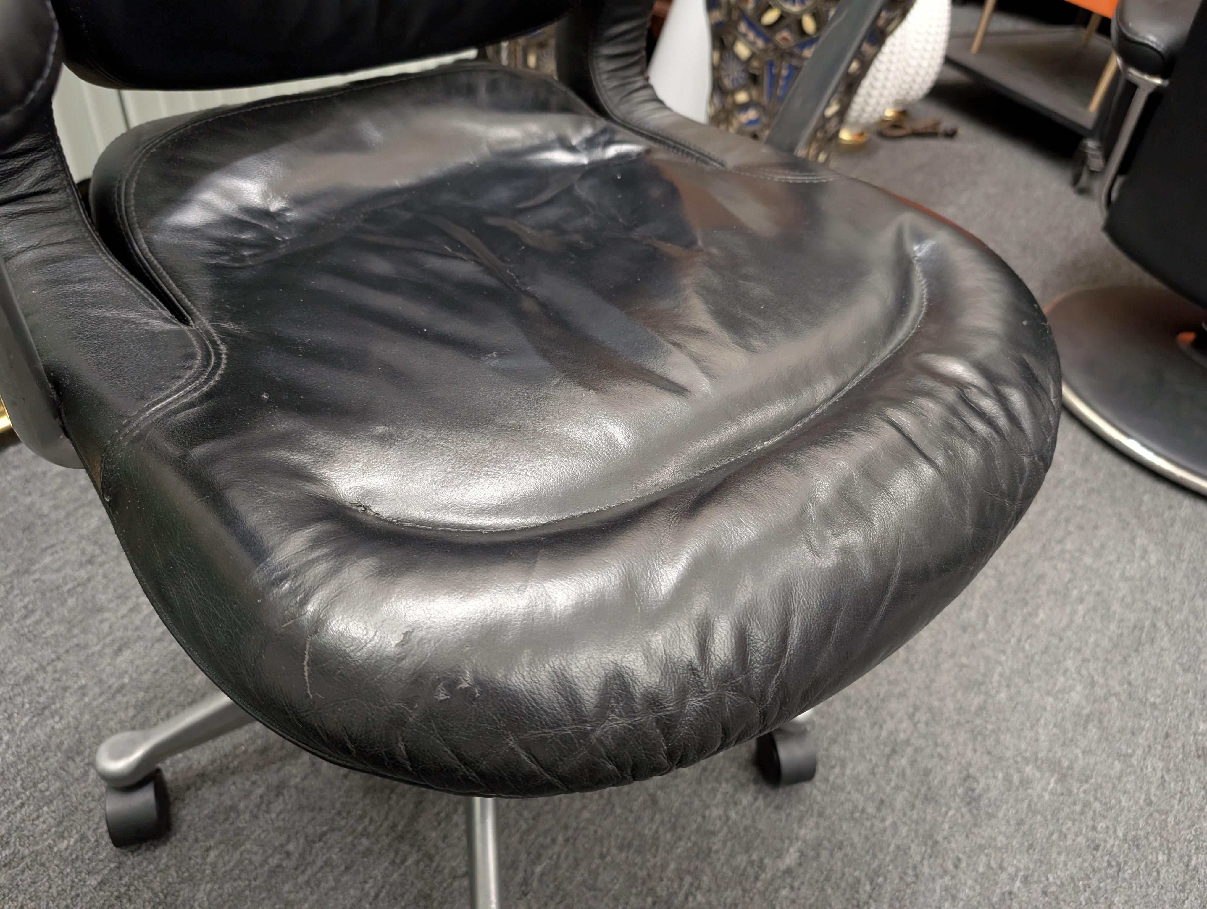 Metà XX secolo Sedia da ufficio direzionale Herman Miller Equa vintage in pelle nera. in vendita