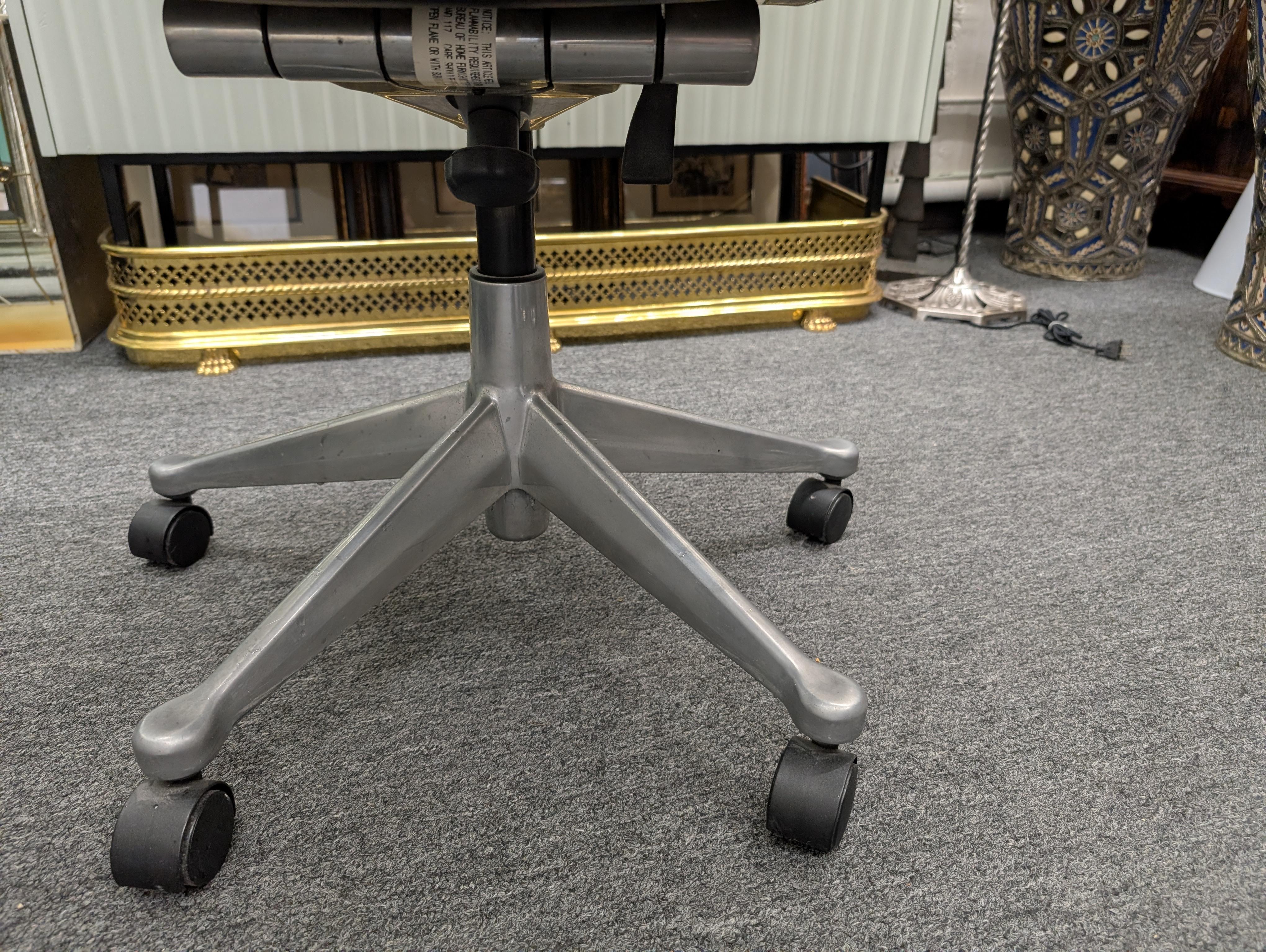 Alluminio Sedia da ufficio direzionale Herman Miller Equa vintage in pelle nera. in vendita
