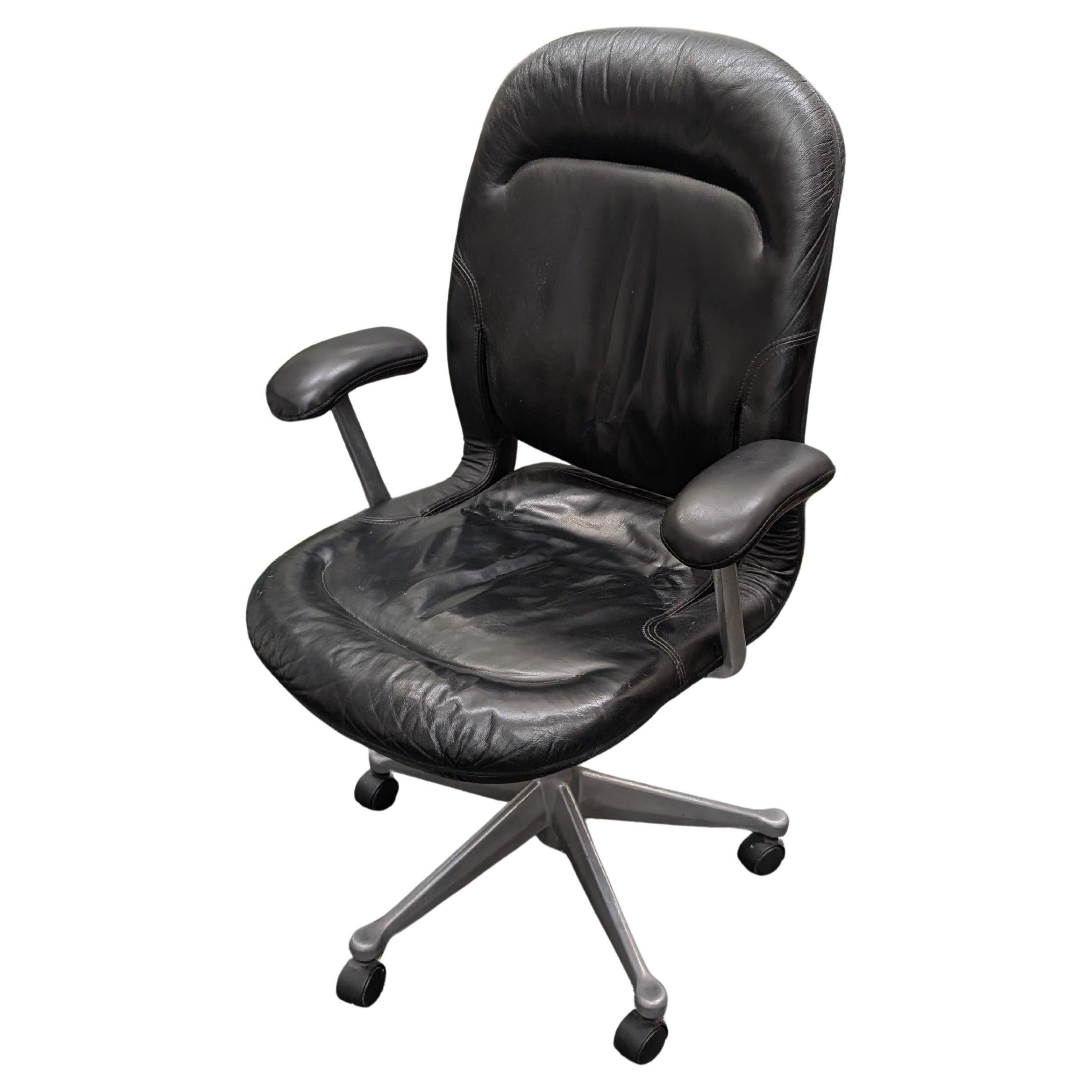 Silla de oficina ejecutiva vintage Herman Miller Equa de cuero negro.