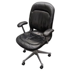 Silla de oficina ejecutiva vintage Herman Miller Equa de cuero negro.