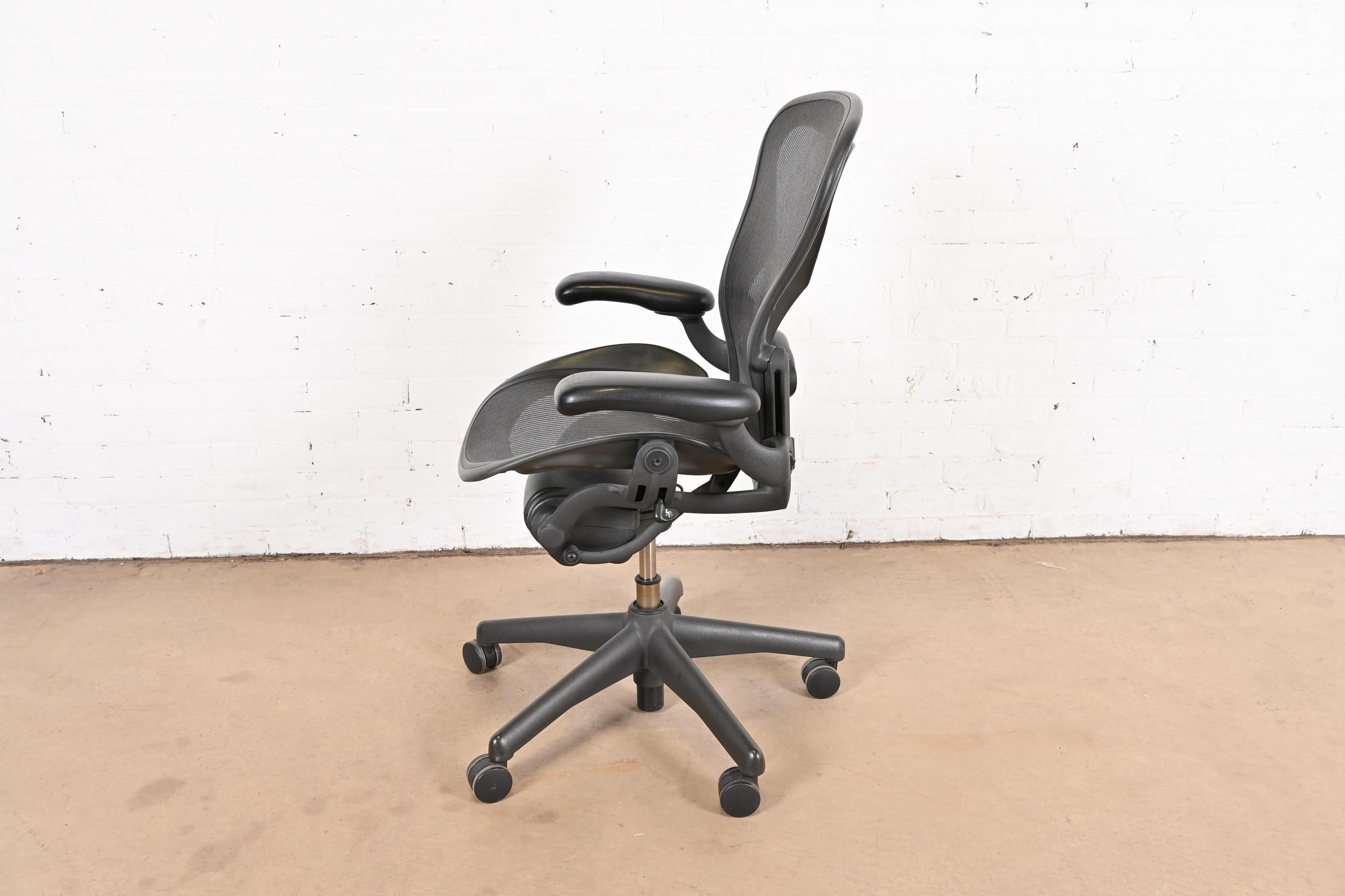 Vintage Herman Miller Tilt and Swivel Classic Office Desk Aeron Chair For Sale 4
