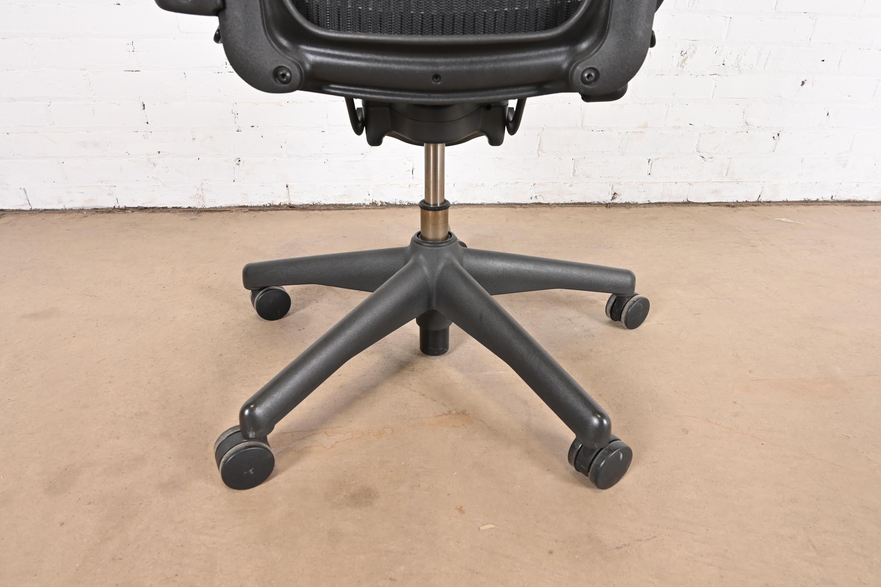 Vintage Herman Miller Tilt and Swivel Classic Office Desk Aeron Chair en vente 6