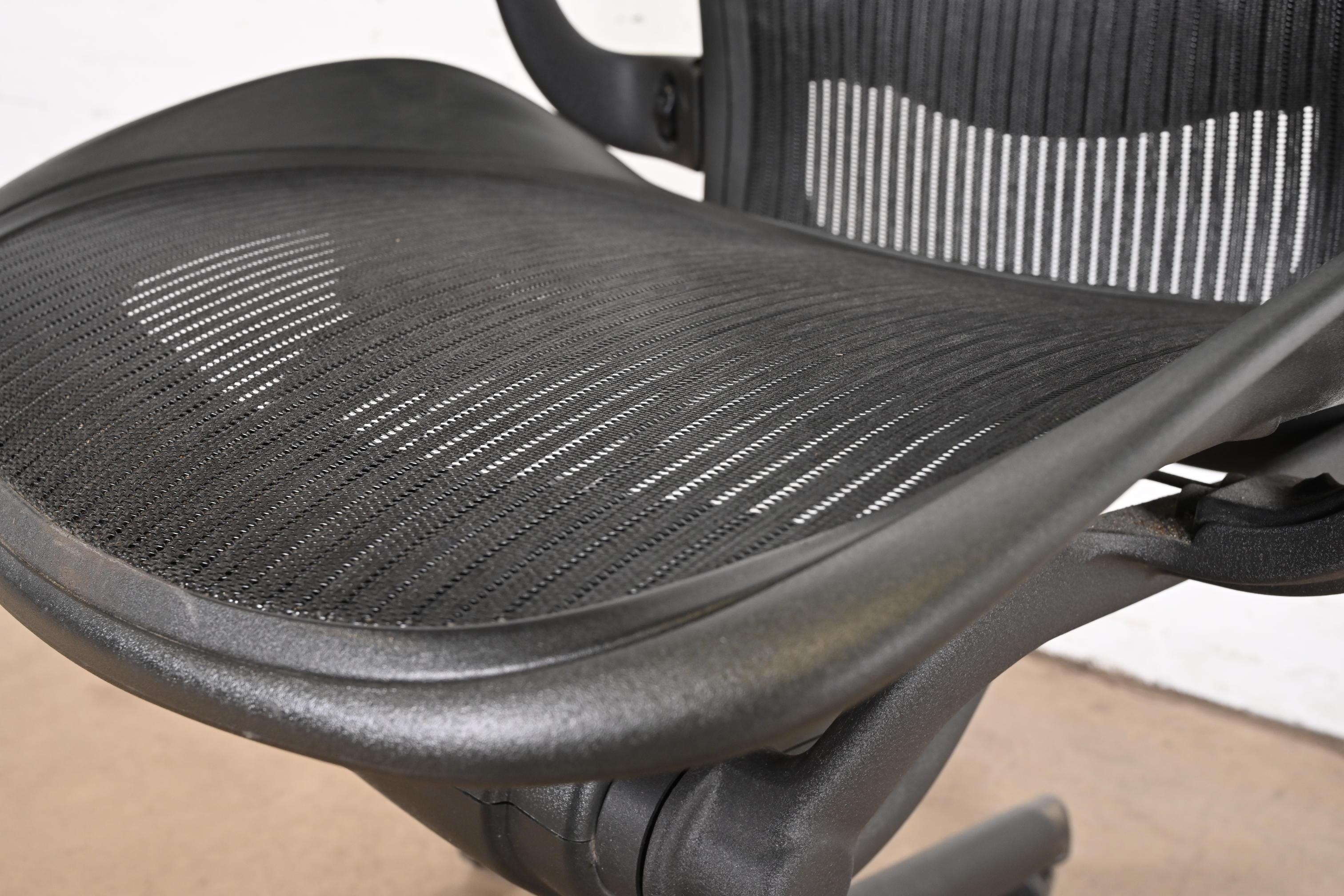 Vintage Herman Miller Tilt and Swivel Classic Office Desk Aeron Chair For Sale 5