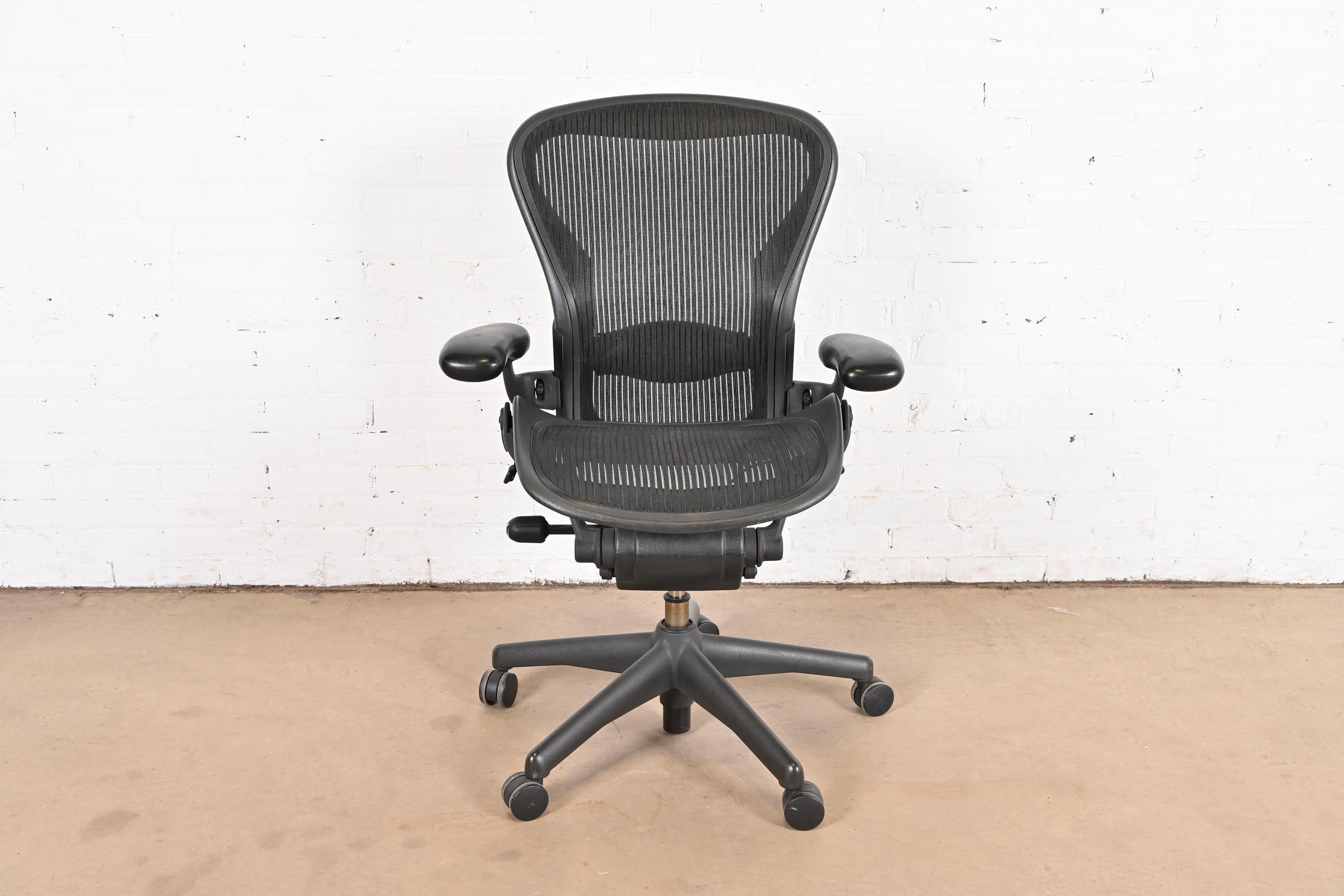 Ein klassischer und sehr komfortabler neigbarer und drehbarer Aeron-Bürostuhl

Von Herman Miller

USA, 1990er Jahre

Maße: 26,5 