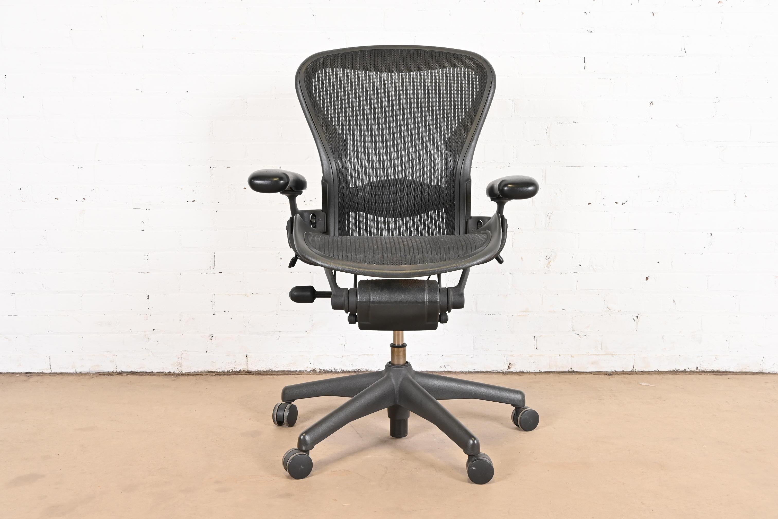 Modern Vintage Herman Miller Tilt and Swivel Classic Office Desk Aeron Chair For Sale