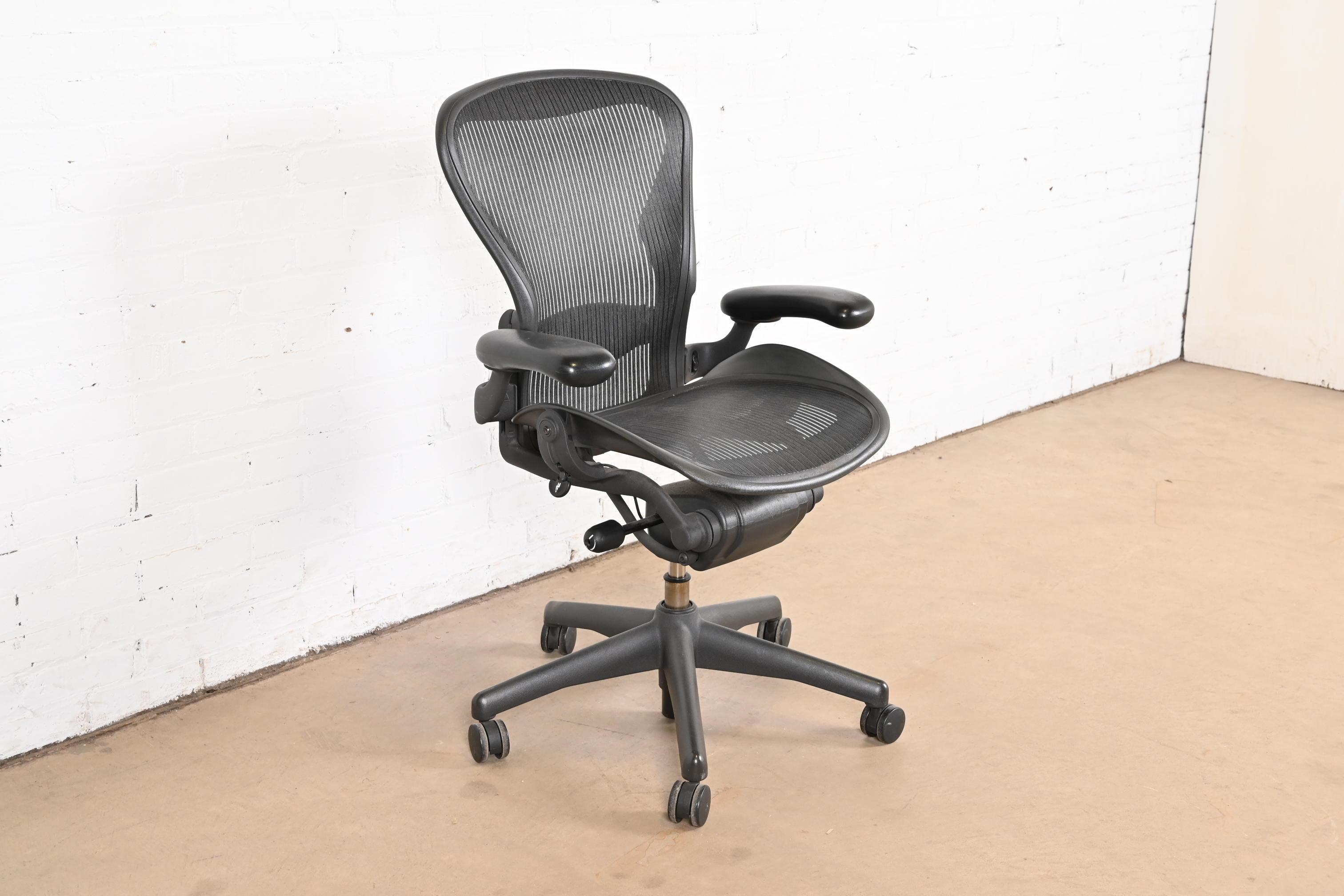 Late 20th Century Vintage Herman Miller Tilt and Swivel Classic Office Desk Aeron Chair For Sale