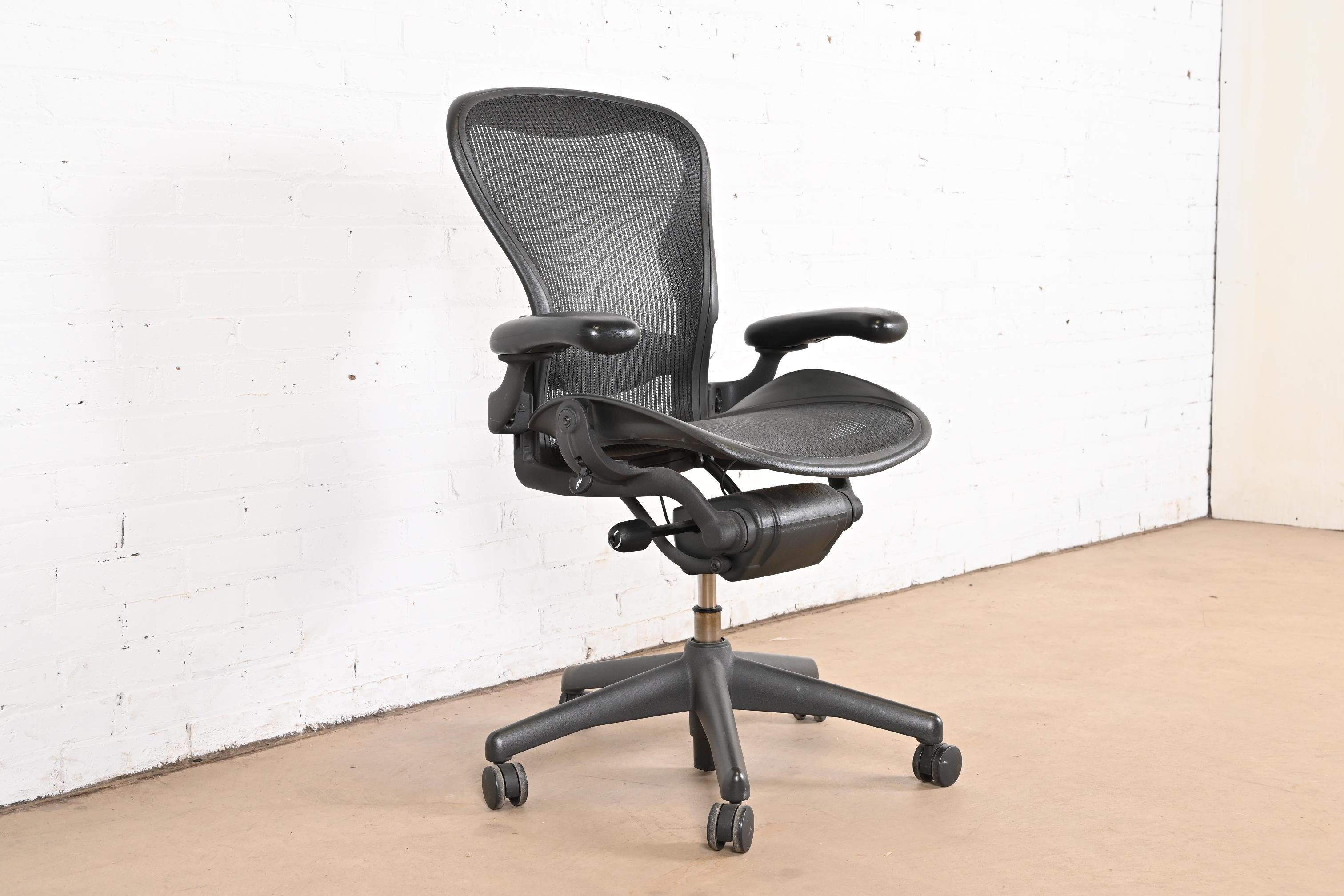 Vintage Herman Miller Tilt and Swivel Classic Office Desk Aeron Chair In Good Condition For Sale In South Bend, IN