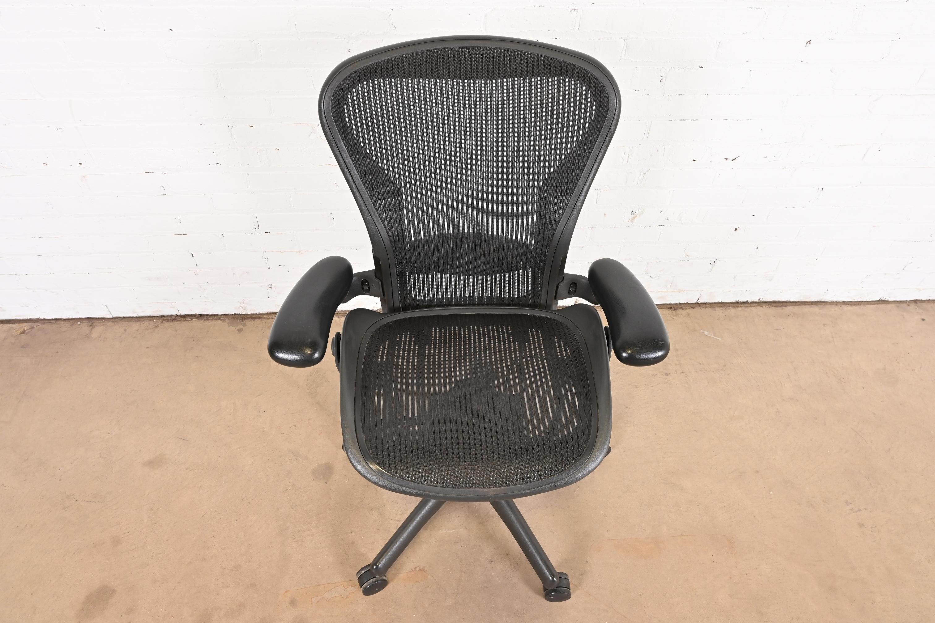 Vintage Herman Miller Tilt and Swivel Classic Office Desk Aeron Chair For Sale 1