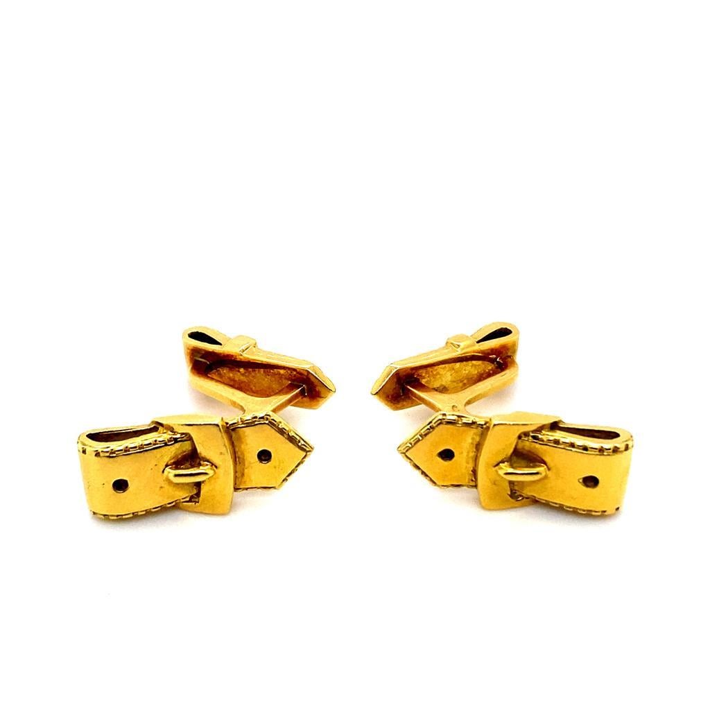 Une paire de boutons de manchette Vintage Hermès en or jaune 18 carats, circa 1950.

Chaque bouton de manchette T bar est conçu comme une ceinture à boucle modélisée de manière réaliste, avec un raccord T bar.

Solides, intemporels et polyvalents,