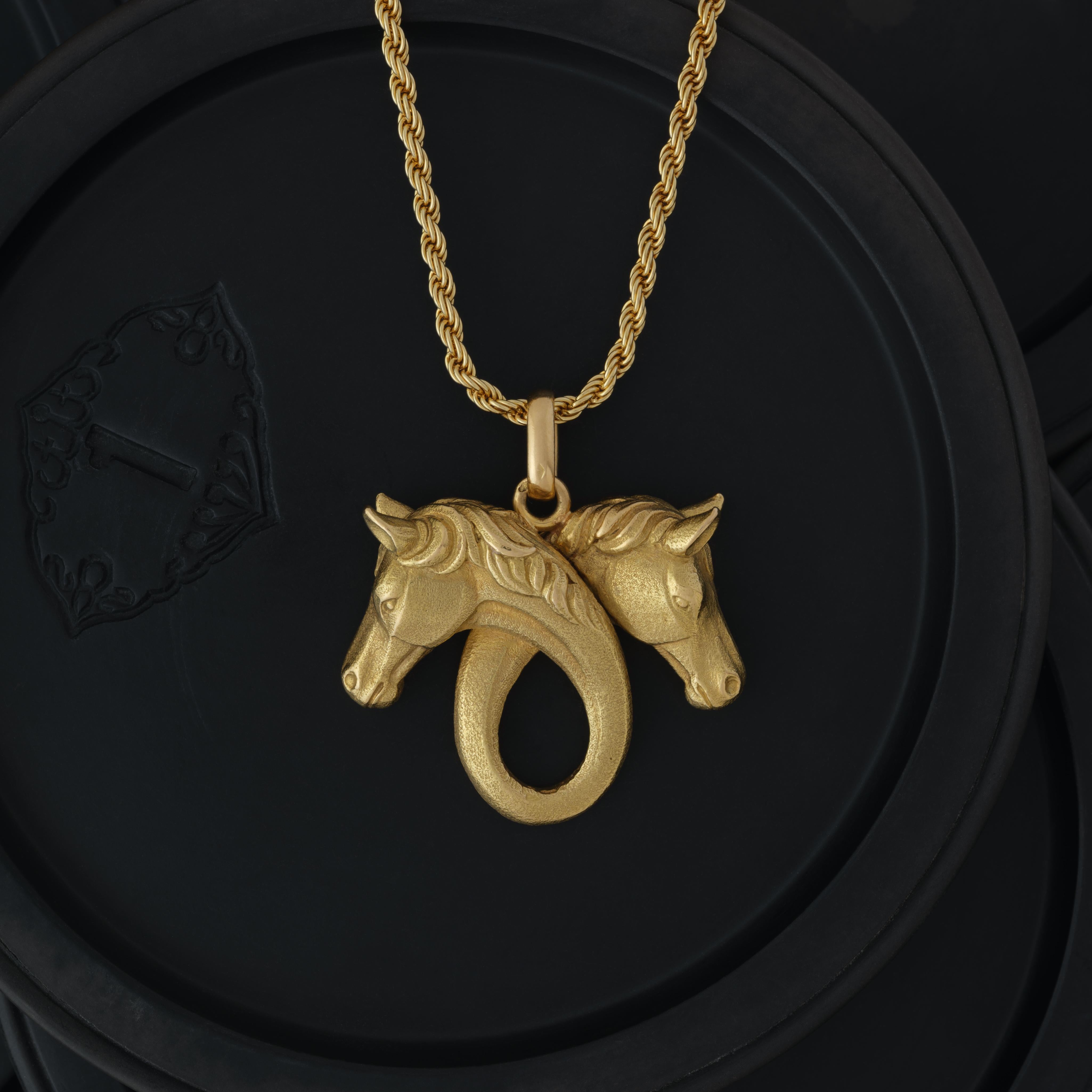 Vintage Hermes Or Jaune 18 Karat Pendentif Equestre Chevaux c.1970s

Fabriqué en France

Chaîne vendue séparément 