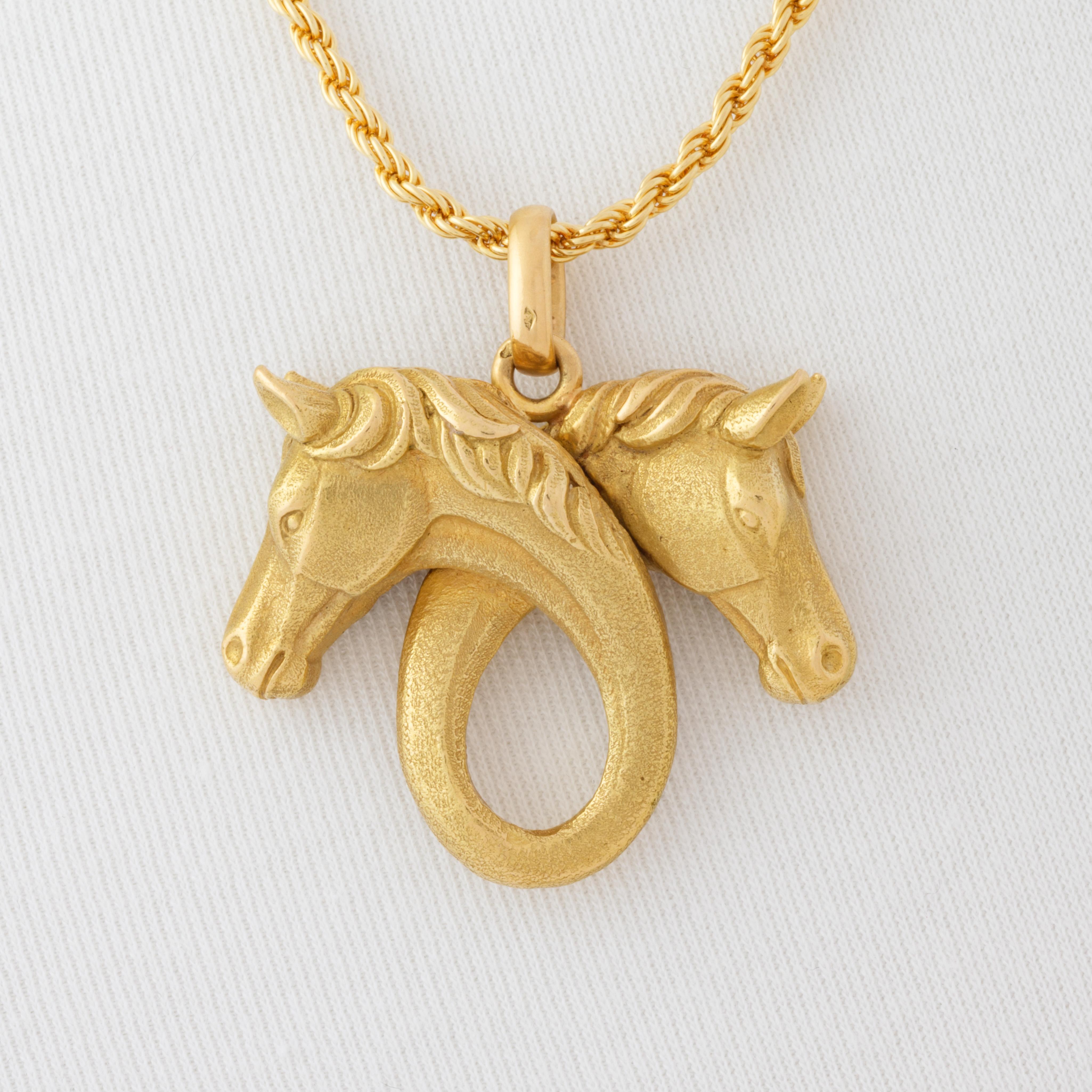Vintage Hermes Or Jaune 18 carats Pendentif Equestre Chevaux Excellent état - En vente à New York, NY