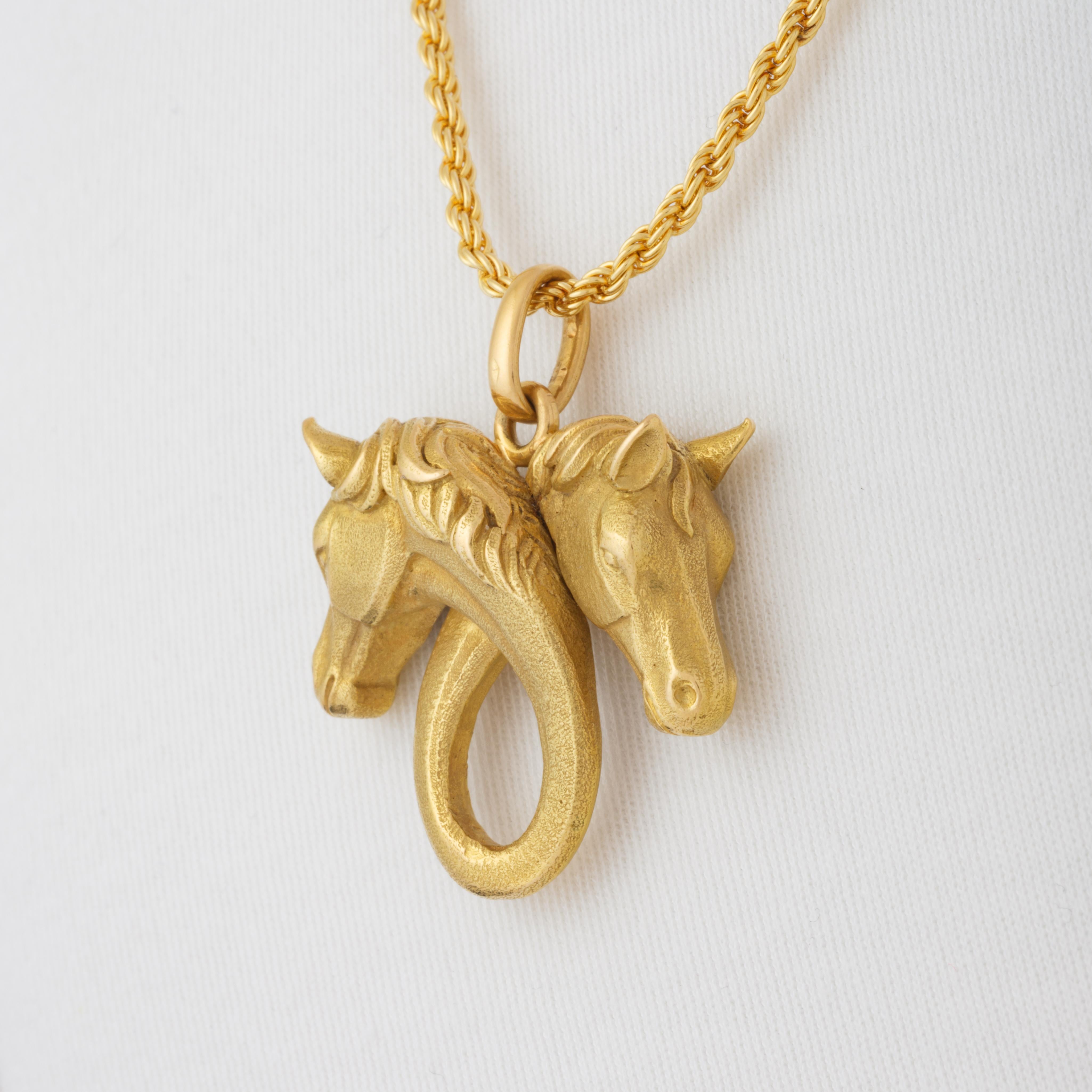 Vintage Hermes Or Jaune 18 carats Pendentif Equestre Chevaux Unisexe en vente