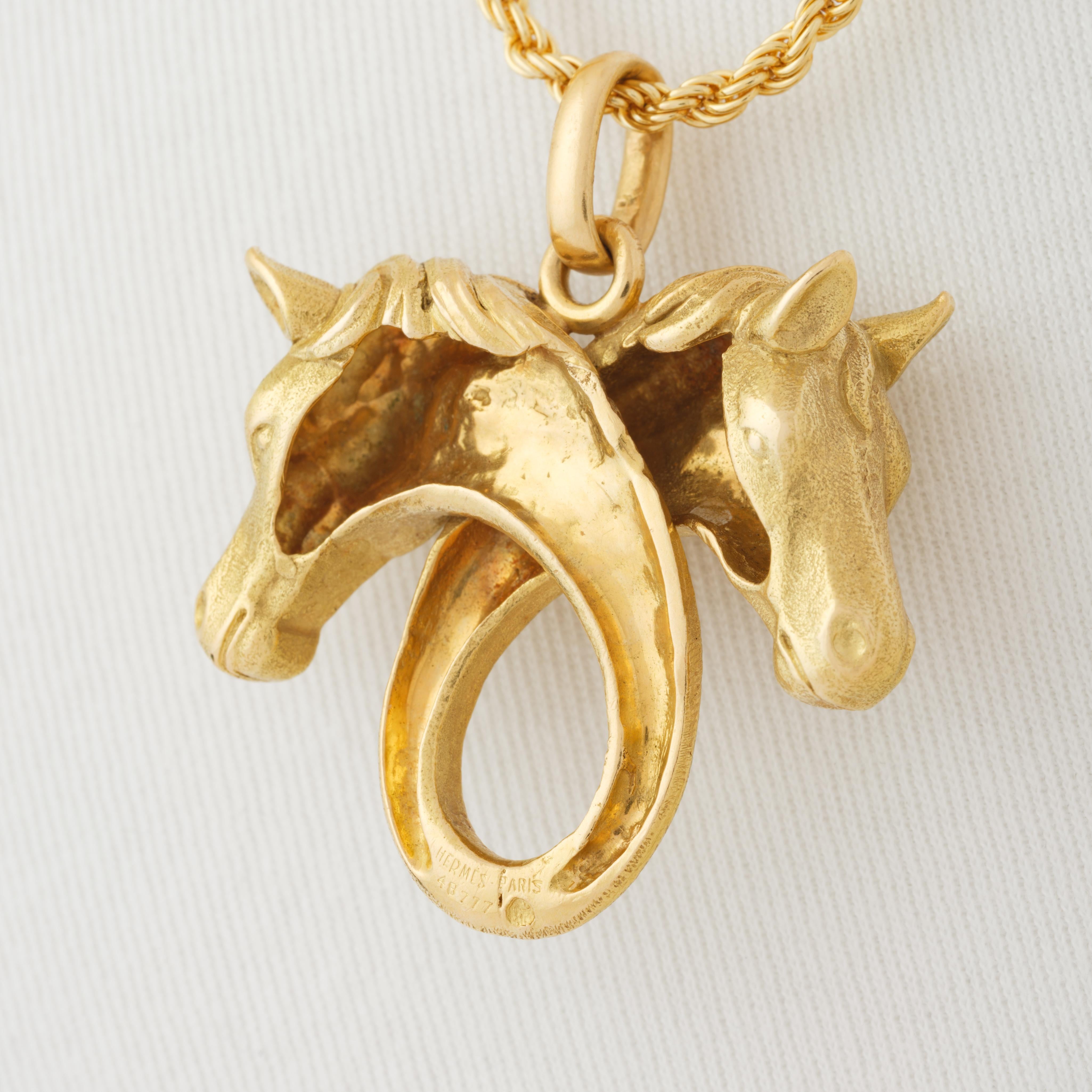 Vintage Hermes Or Jaune 18 carats Pendentif Equestre Chevaux en vente 1