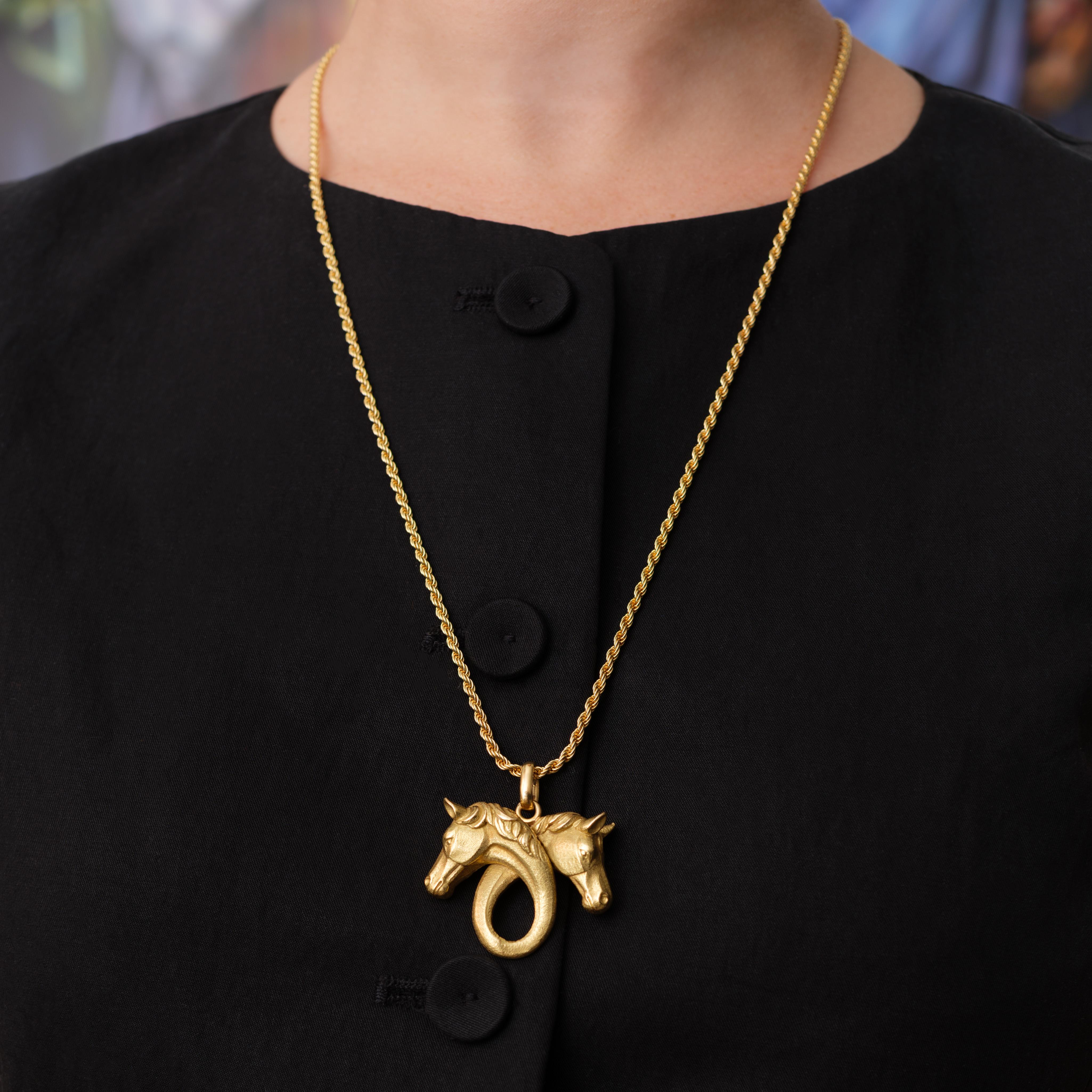 Vintage Hermes Or Jaune 18 carats Pendentif Equestre Chevaux en vente 3
