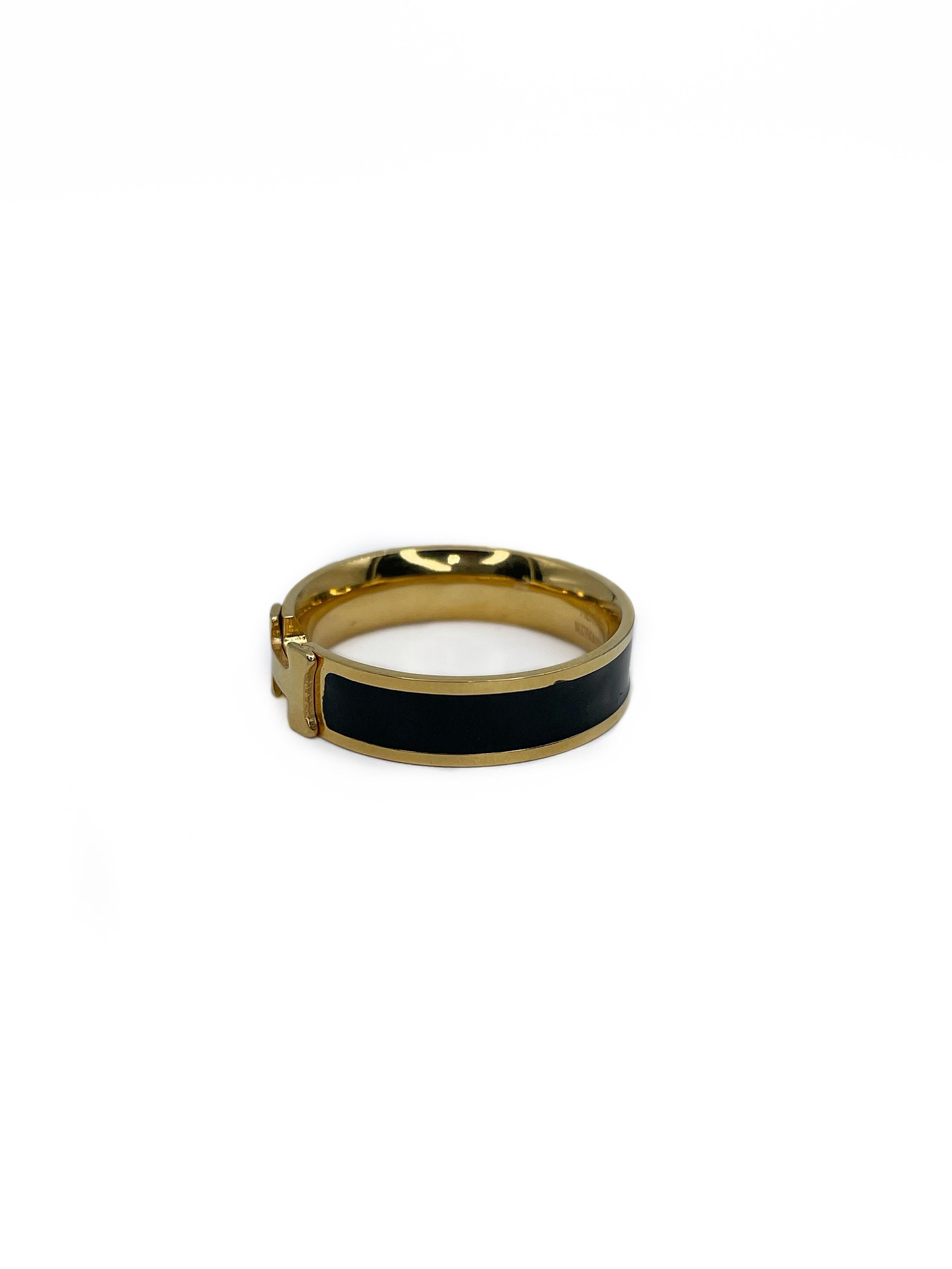 This is a fabulous vintage Hermès logo ring crafted in 18K yellow gold. It is adorned with black enamel that is in perfect condition.

Signature: “Hermès”
Serial number: AU750A102789 (Shown in photos) 

Weight: 4.62g
Size: 20.75 (US11.25)

———

If