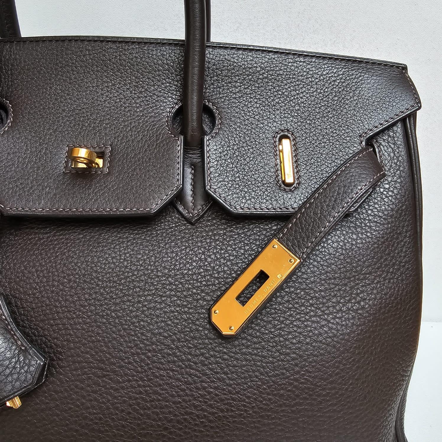 Beautiful birkin 35 in cacao color with gold hardware. Excellent vintage condition. Very minor rubbing on the corners. Comes with dust bag and its tools. Stamp square F from 2002. 