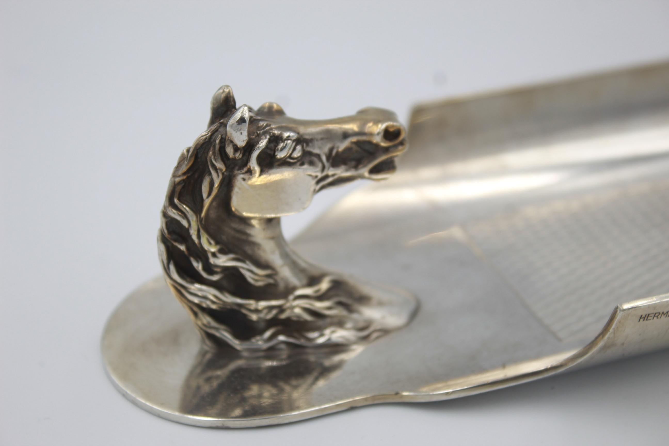 Hermes 60's Horse Head Vintage Silver Plated Pencil Tray

Good vintage condition but it presents some signs of wear

Lenght 26 cm