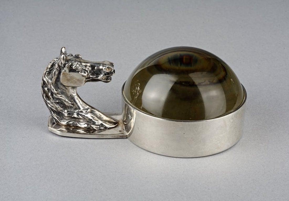 Vintage HERMES Art Deco Horse Head Paperweight Magnifying Glass

Measurements:
Horse Head: 2.12 inches (5.4 cm)
Width: 5.11 inches (13 cm)
Diameter: 3.15 inches (8 cm)

Features:
- 100% Authentic HERMES.
- Horse head handle with dome magnifying