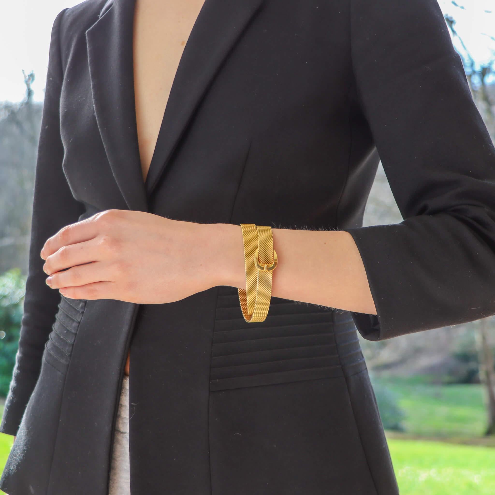  Eine seltene Vintage Hermès Gürtelschnalle Wrap-Armband in massivem 18k Gelbgold gesetzt. 

Das Armband wurde in wunderschöner Handarbeit aus Gelbgold gefertigt und zeigt vor allem das ikonische Hermès-Gürtelschnallenmotiv, das als Verschluss des