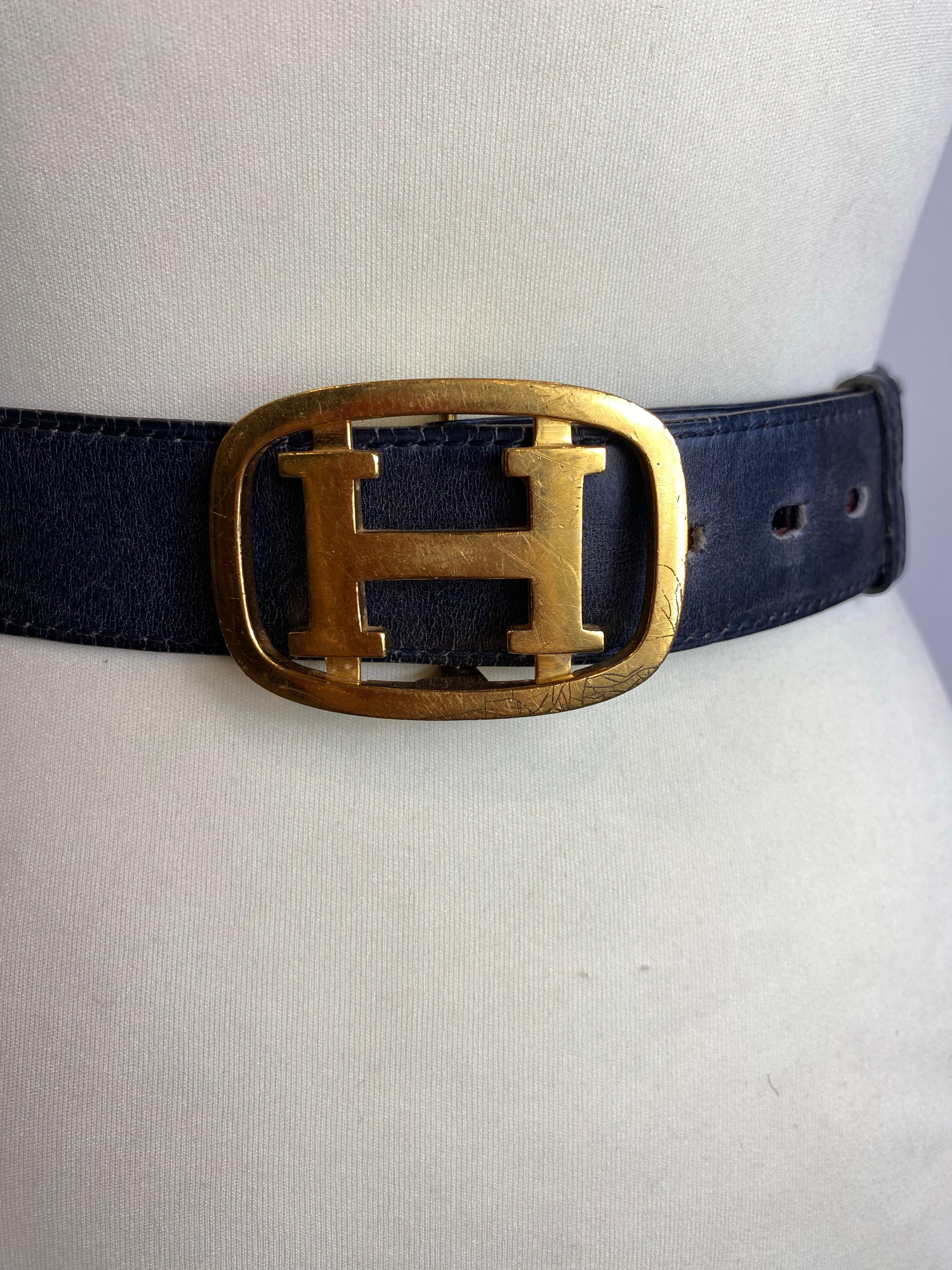 Vintage Hermès schwarzer Gürtel mit goldenem Logo.
Gesamtlänge des Gürtels: 90 cm.
Länge bis zum letzten Loch: 82 cm.
Länge bis zum ersten Loch: 70 cm.
Breite: 3.5 cm.
Guter Zustand, mit kleinen Mängeln, wie auf den Fotos zu sehen.