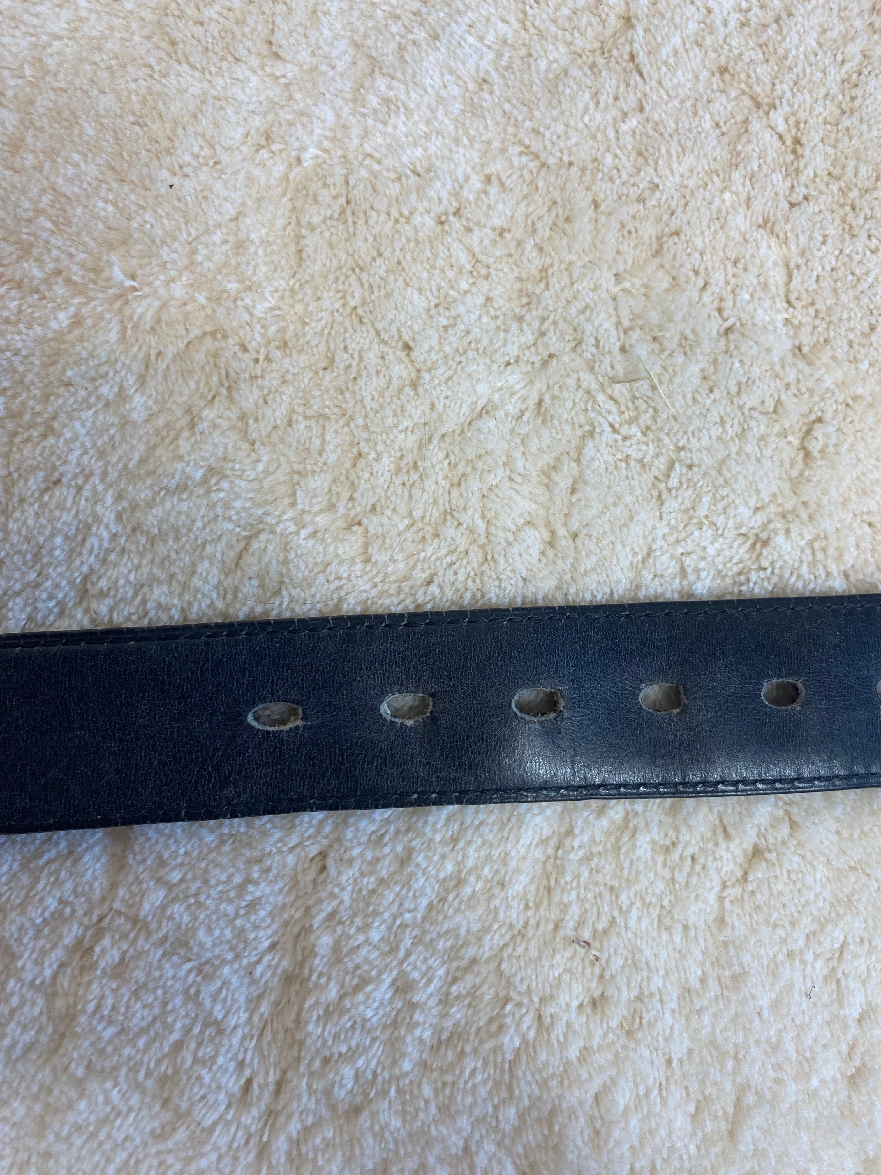 Vintage Hermès schwarzer Gürtel mit goldenem Logo. (Schwarz) im Angebot