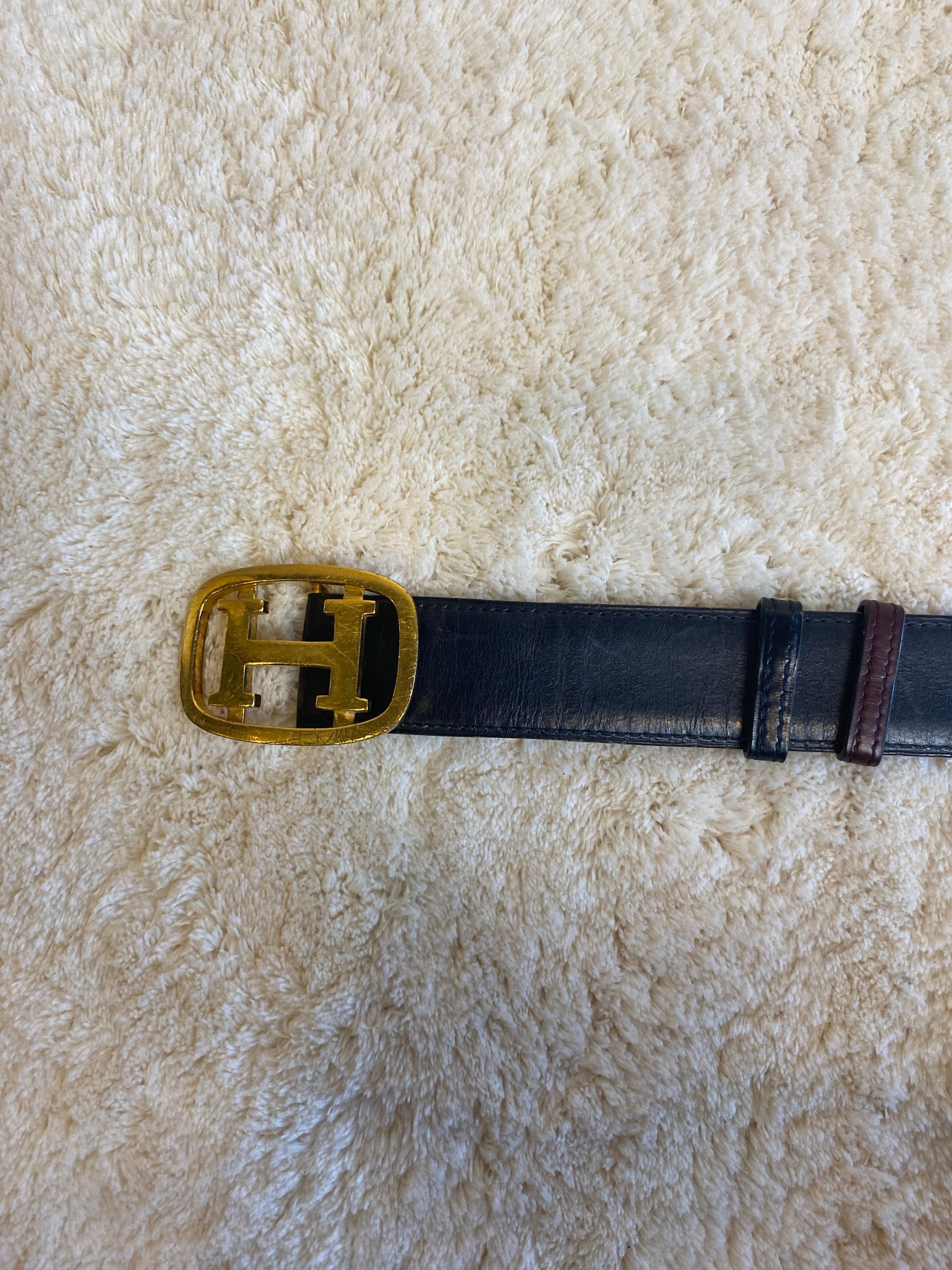 Vintage Hermès schwarzer Gürtel mit goldenem Logo. im Zustand „Gut“ im Angebot in Carnate, IT