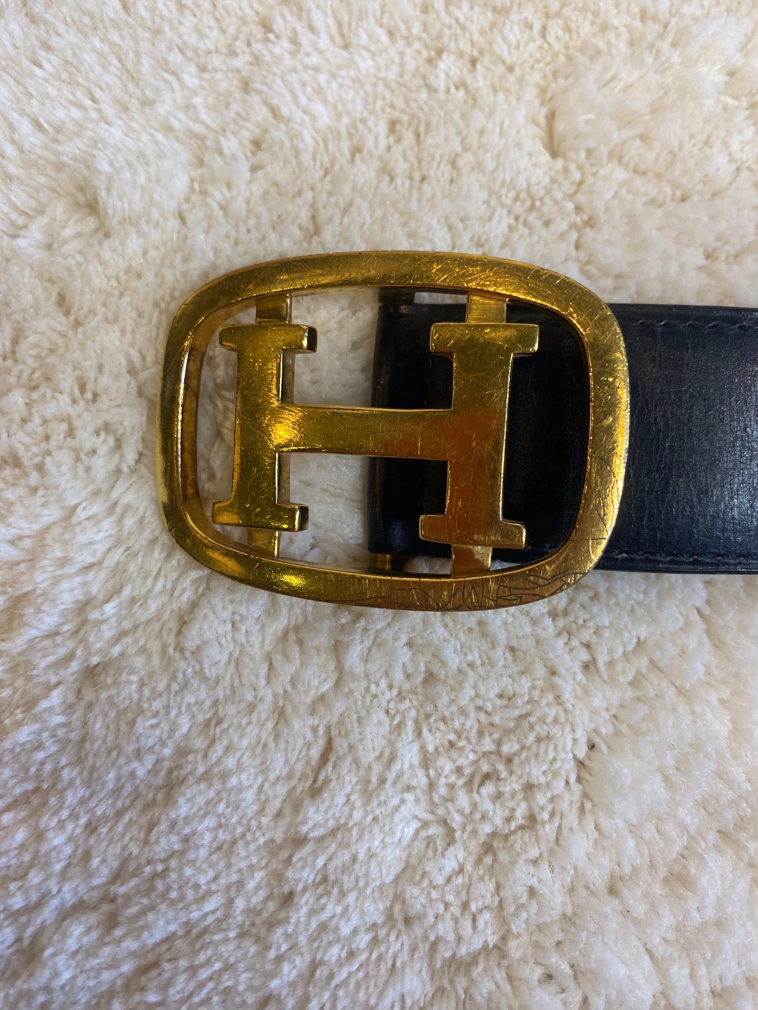 Vintage Hermès schwarzer Gürtel mit goldenem Logo. für Damen oder Herren im Angebot