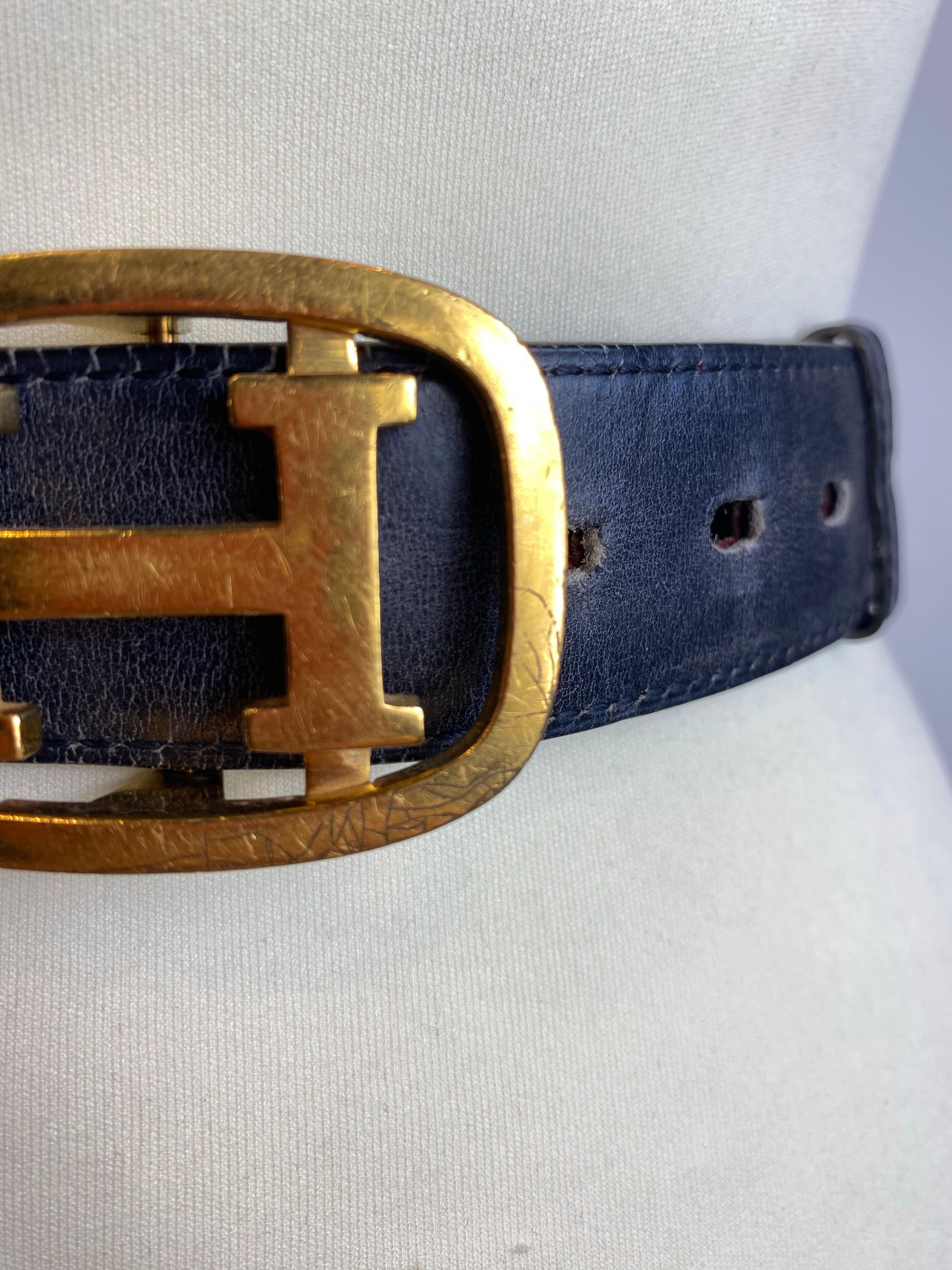 Vintage Hermès schwarzer Gürtel mit goldenem Logo. im Angebot 1