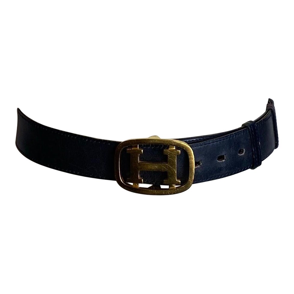 Vintage Hermès schwarzer Gürtel mit goldenem Logo. im Angebot