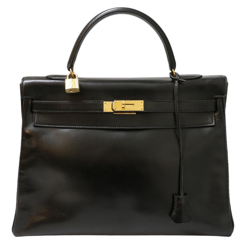 Vintage HERMES Kelly in black box leather delivered in its original HERMES dustbag !
Condition: excellent
Made in France
Collection : Kelly 35
Gender : unisex
Material : leather box
Interior: smooth black leather
Colour: black
Dimensions: 35 x 25 x