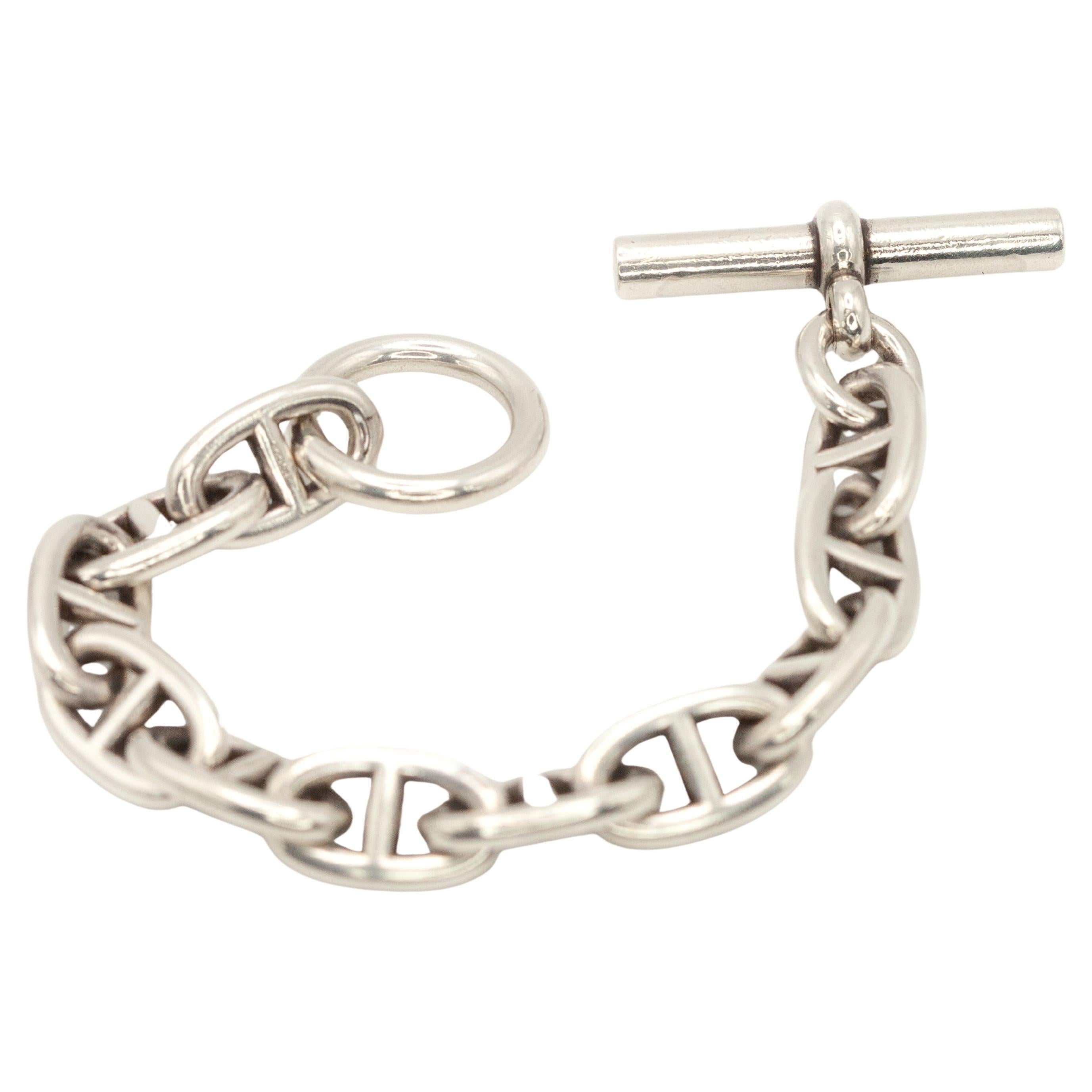 Creazione iconica di Hermès, il bracciale Chaine d'Ancre è stato disegnato per la prima volta nel 1938 da Robert Dumas, ispirandosi alla catena dell'ancora di una nave. Questo esemplare vintage è splendidamente realizzato in argento sterling,
