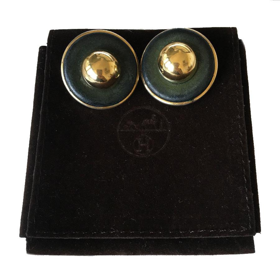 Vintage Hermès clip earrings in gold metal, gold pearl and khaki leather.
In good condition. The gilding is a bit worn, some traces on the leather, not visible worn.
Made in France.
Dimensions: diameter: 3 cm
Delivered in a Hermès pouch and a