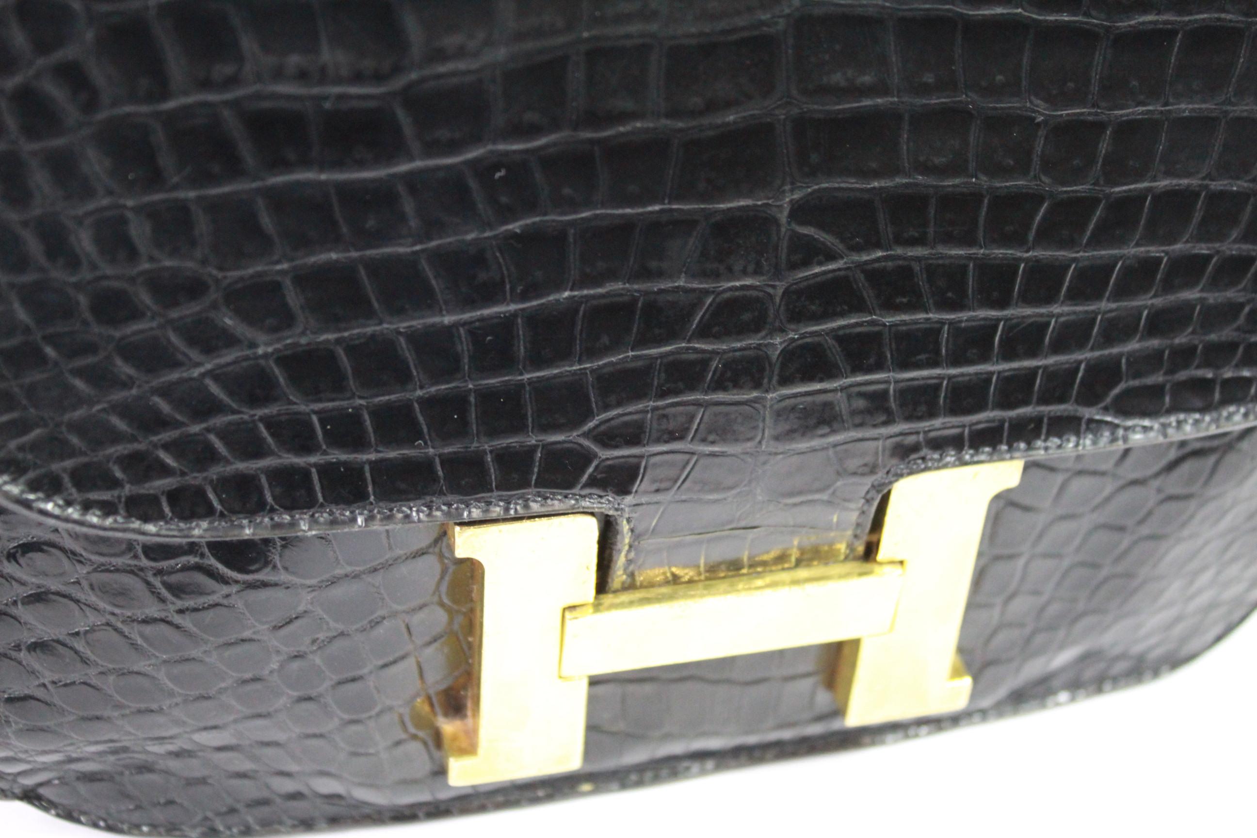 Vintage 60's Hermes Constance en crocodile noir.

Sac en bon état vintage mais il a été légèrement utilisé (signes dans les fermetures et le cuir). 

La courroie a été remplacée par un artisan qualifié.  (pas fait par Hermès mais de même qualité)