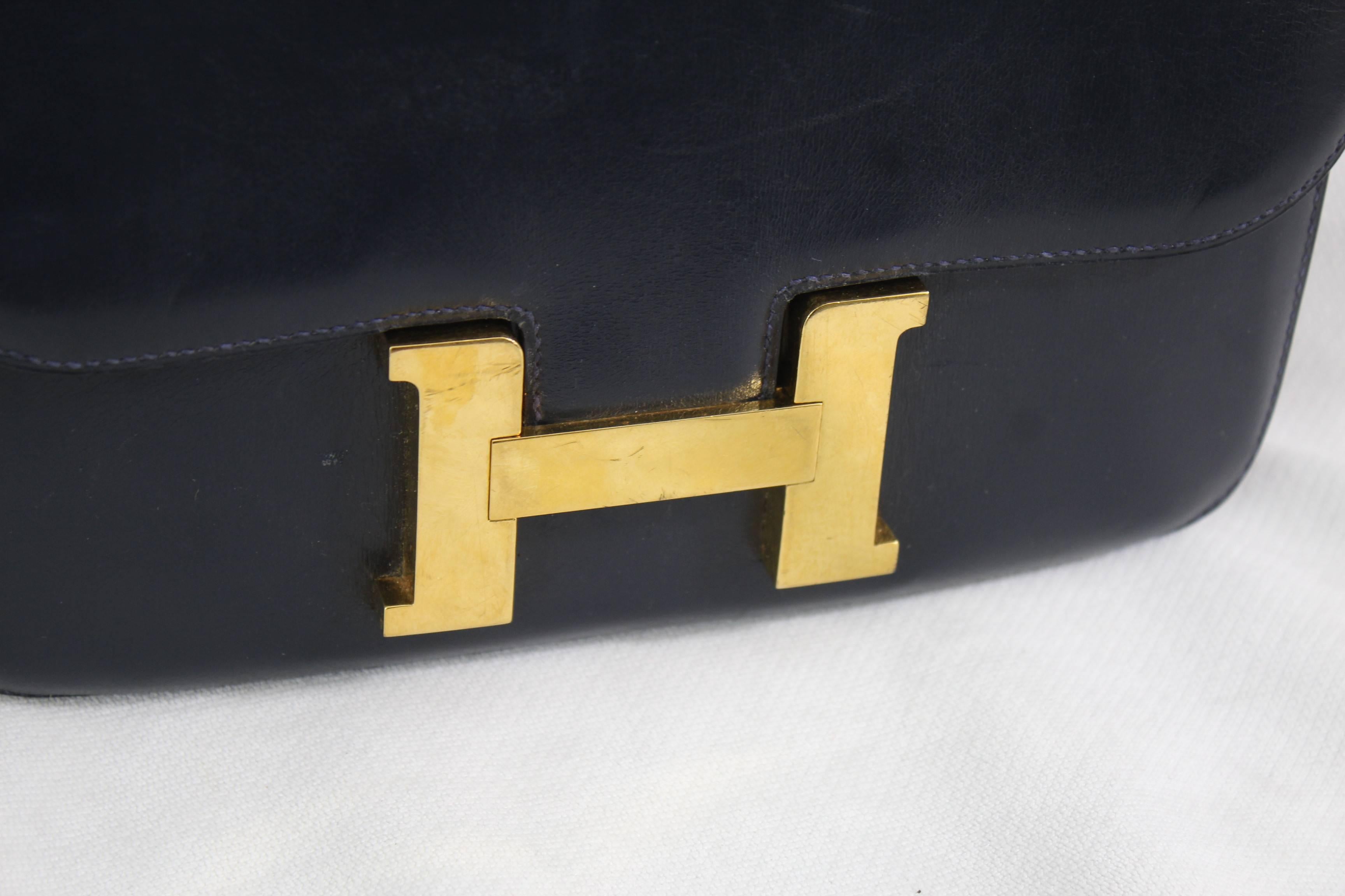Super nice Vintage Hermes Constance

Nice vintage condition.

Hand or shoulder

Leather in good condition no cracking, howenever it presents some signs of wear

Size 8.7*6.7 inches