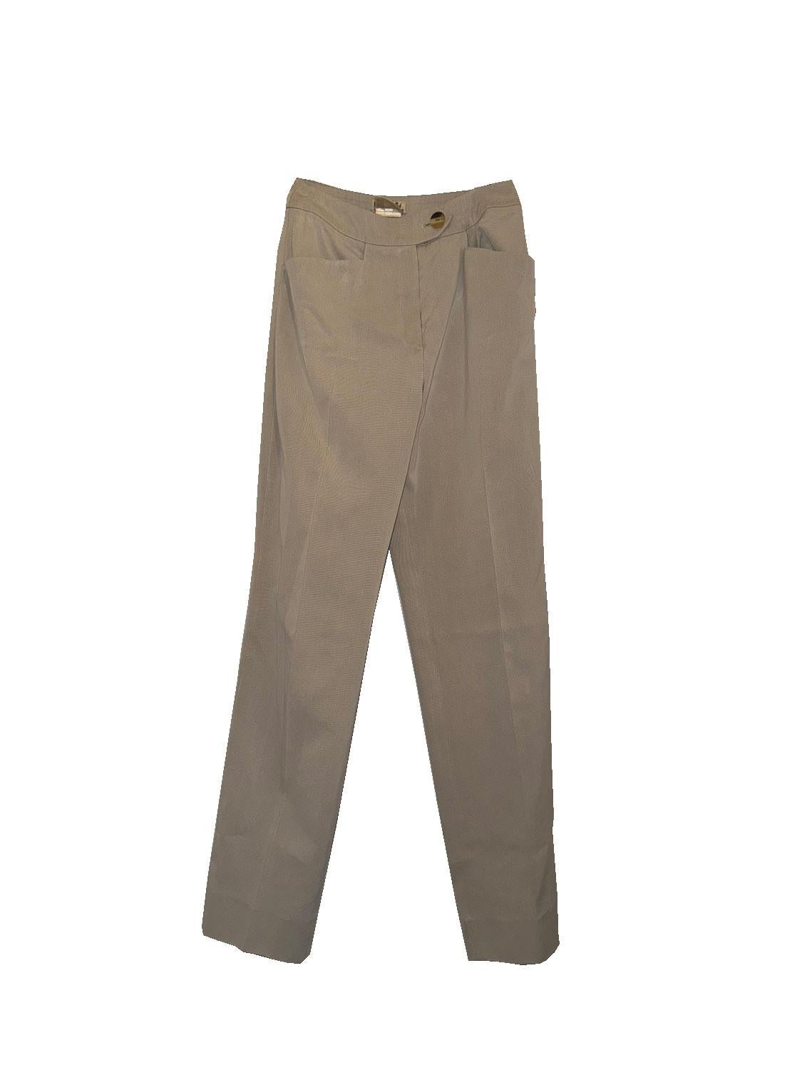 Un paio di pantaloni vintage chic e molto portabili di Hermes.  In cotone pesante e in un attraente color pietra, i pantaloni hanno due tasche sul davanti e una chiusura a zip.
Taglia 36 Misure: vita 26'', fianchi 37'', interno gamba 30'' più orlo