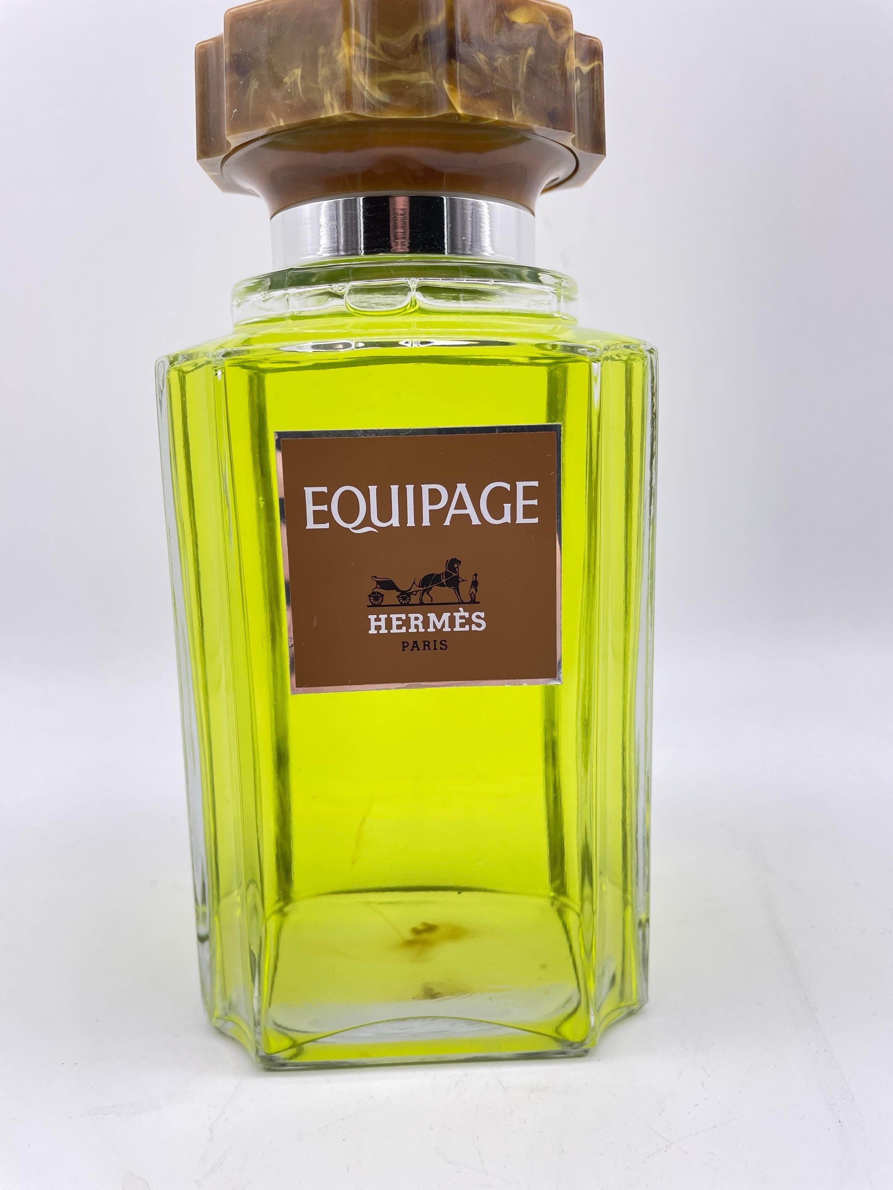 Molto raro e da collezione del nobile marchio Hermes Paris con adesivo originale.

È perfetto per la decorazione di interni.
