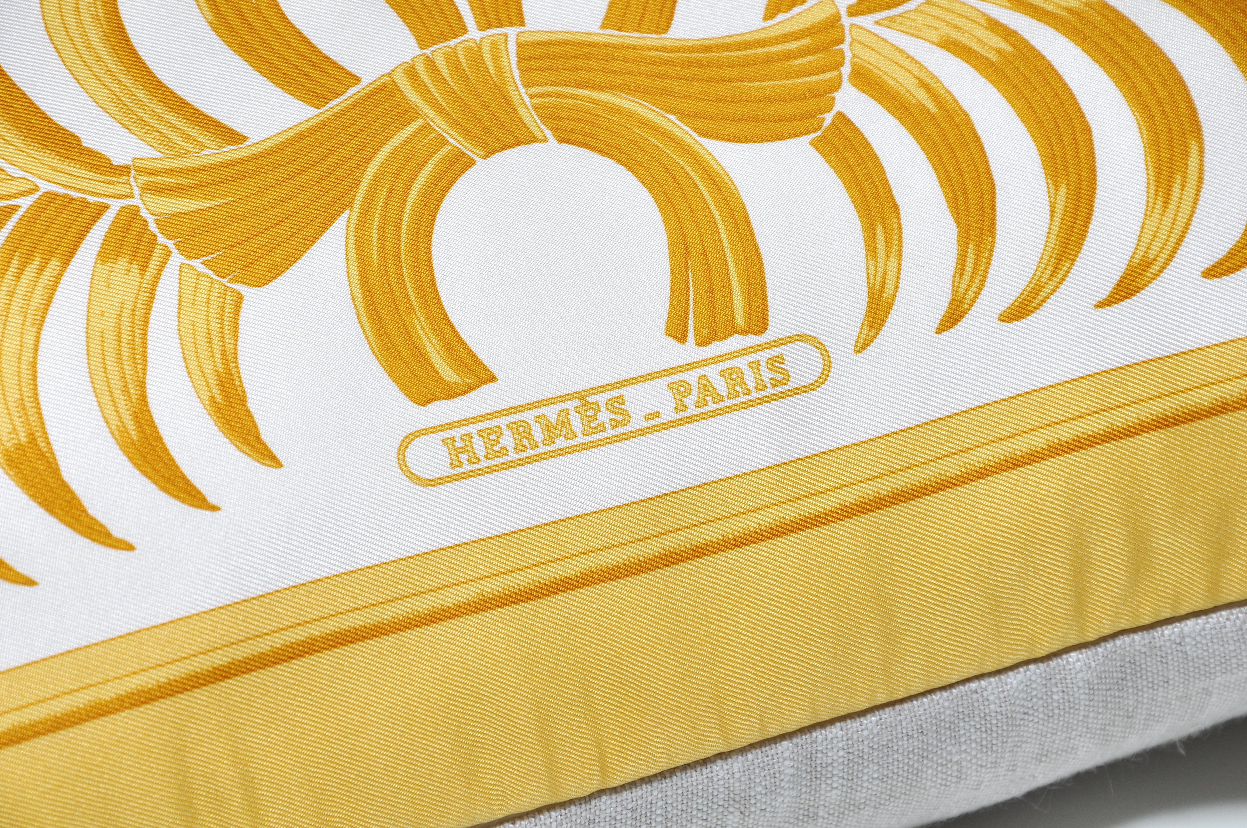Fait main Vintage Hermès French Silk Scarf and Irish Linen Cushion Pillow Gold Yellow (écharpe en soie française et oreiller en lin irlandais)