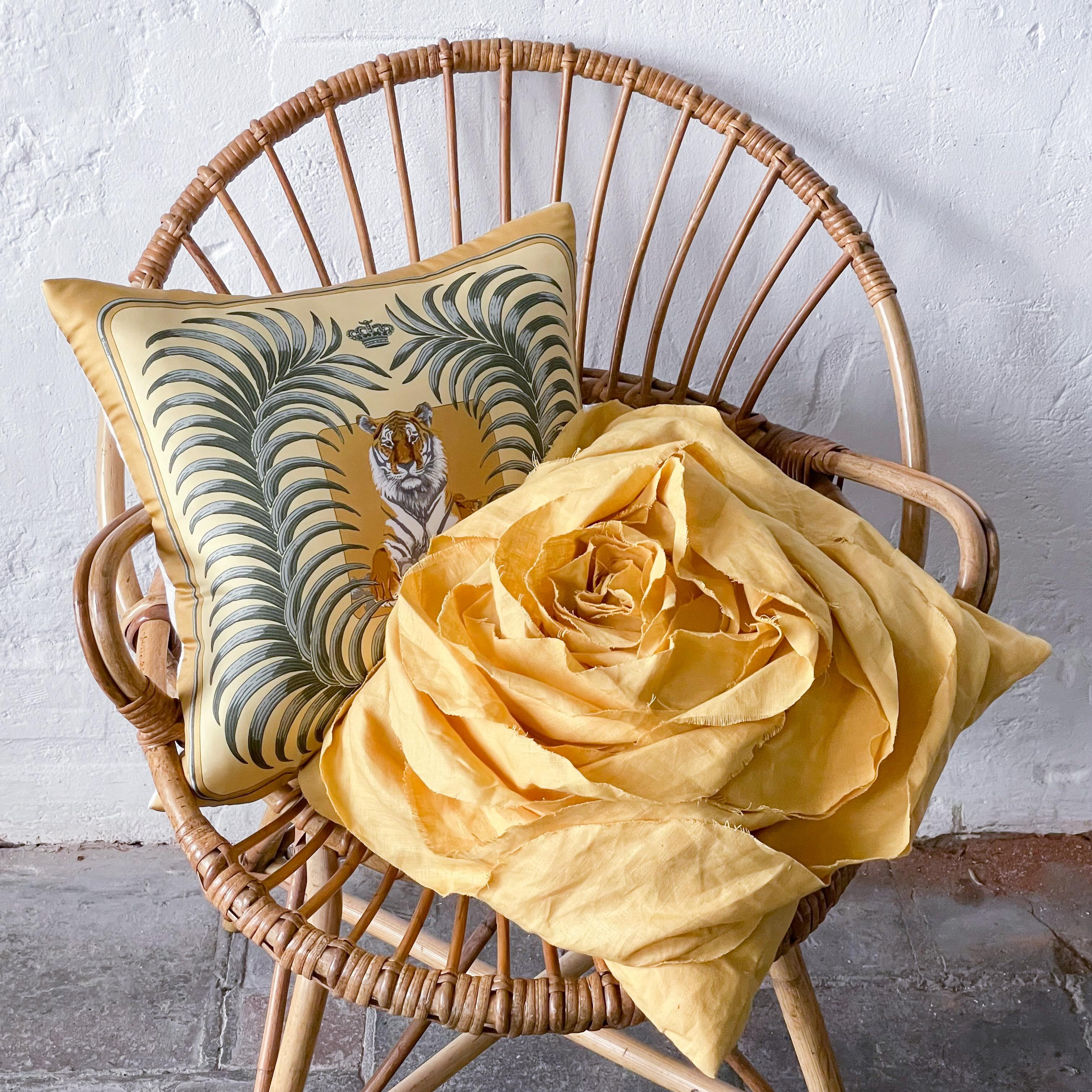 Vintage Hermès French Silk Scarf and Irish Linen Cushion Pillow Gold Yellow (écharpe en soie française et oreiller en lin irlandais) 1