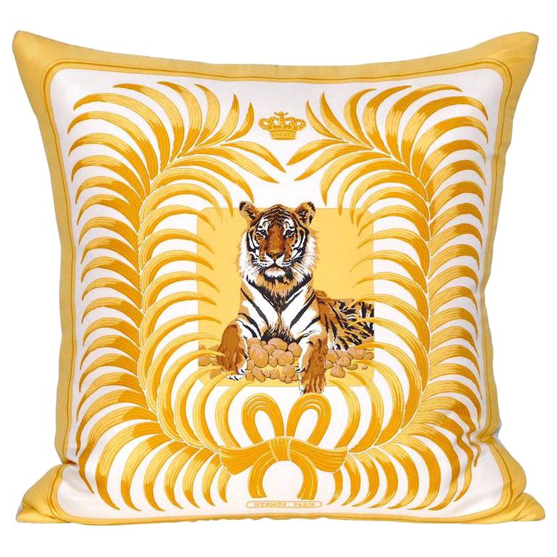 Vintage Hermès French Silk Scarf and Irish Linen Cushion Pillow Gold Yellow (écharpe en soie française et oreiller en lin irlandais)