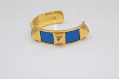 Hermès Medor-Armreif aus Goldmetall und blauem lezard-Leder