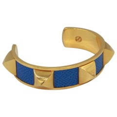 Bracelet jonc Medor vintage Hermès en métal doré et cuir lezard bleu